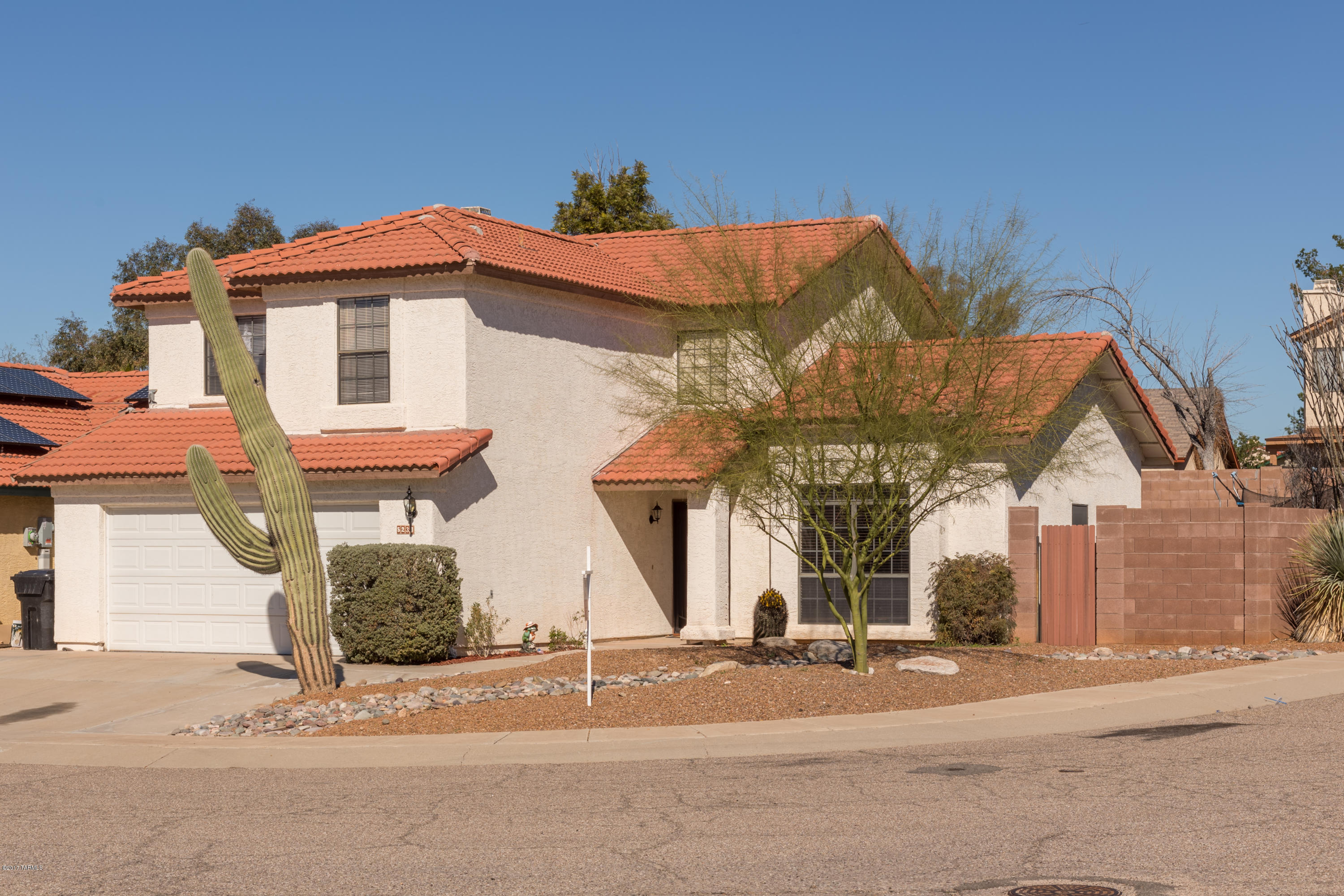 Wonderful 4 bedroom / 3 bath home with bonus room for 5th bedroom or office/den. High ceiling in LR/Dining lend a light and airy feel. Upgraded lighting / ceiling fans / bathroom granite - Exec. hgth.   Gracious master suite with private balcony.  Large corner lot with rear and side yards.