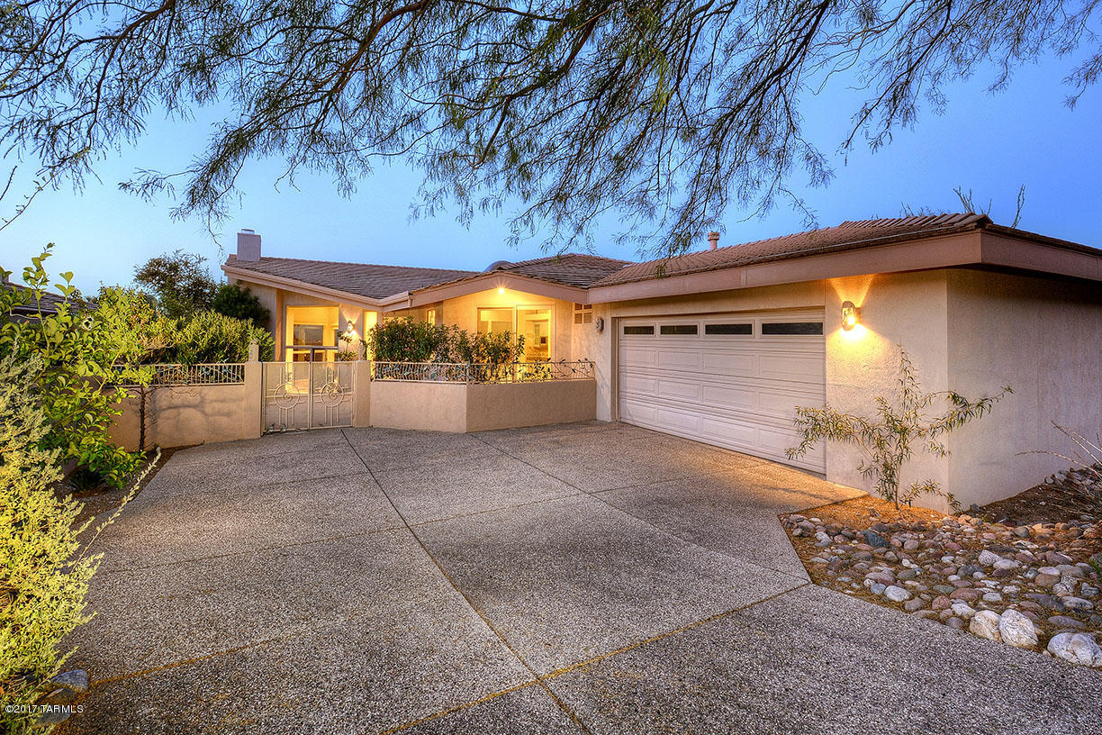 Seller will accept or counter offers between $525,000-$550,000. Here it is, a beautiful 3bdrm 2ba home located high in the Catalina Foothills in the prestigious manned gated Finisterra community. A lovely courtyard entry into the home featuring high ceilings, travertine flooring, large living room with fireplace, formal dining, open kitchen with granite counter tops, stainless steel appliances featuring a Thermador gas stove top and griddle. Enjoy breathtaking 360'' views of the city from this charming home.