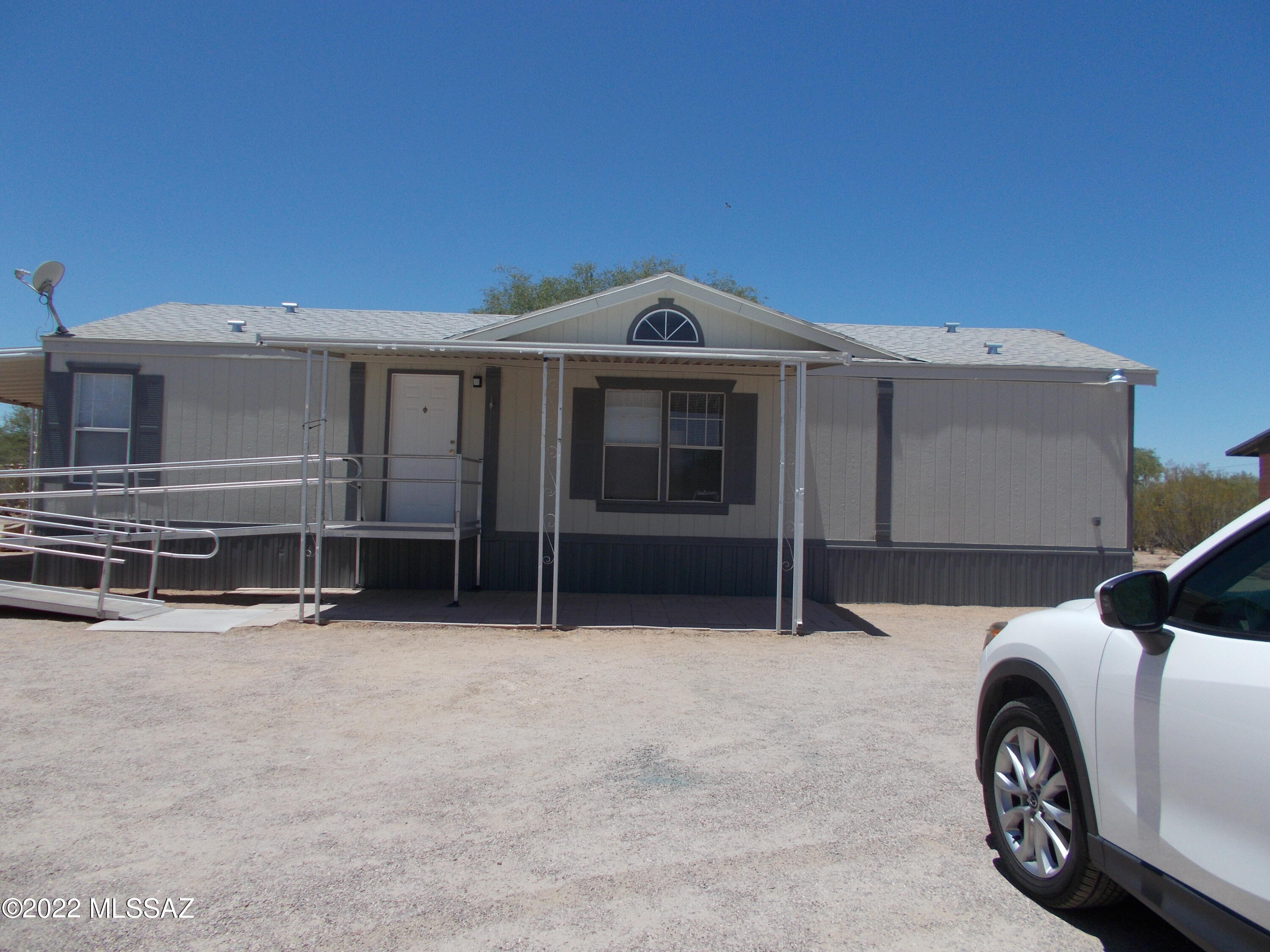 This 3br/2ba manufactured home has it all. With at least 1500sq ft and 1.2 acres there is lots of room. Home is great for those people who want country living but are still close to town. Home has been newly updated with fresh paint, new windows, new faucets, toilet, and lots more. Unit has newer AC. It has washer/Dryer hook ups. It has a fenced yard. Garage is not included with the rental. Owner uses it for storage. A fence between the home and garage has been added for tenant privacy.