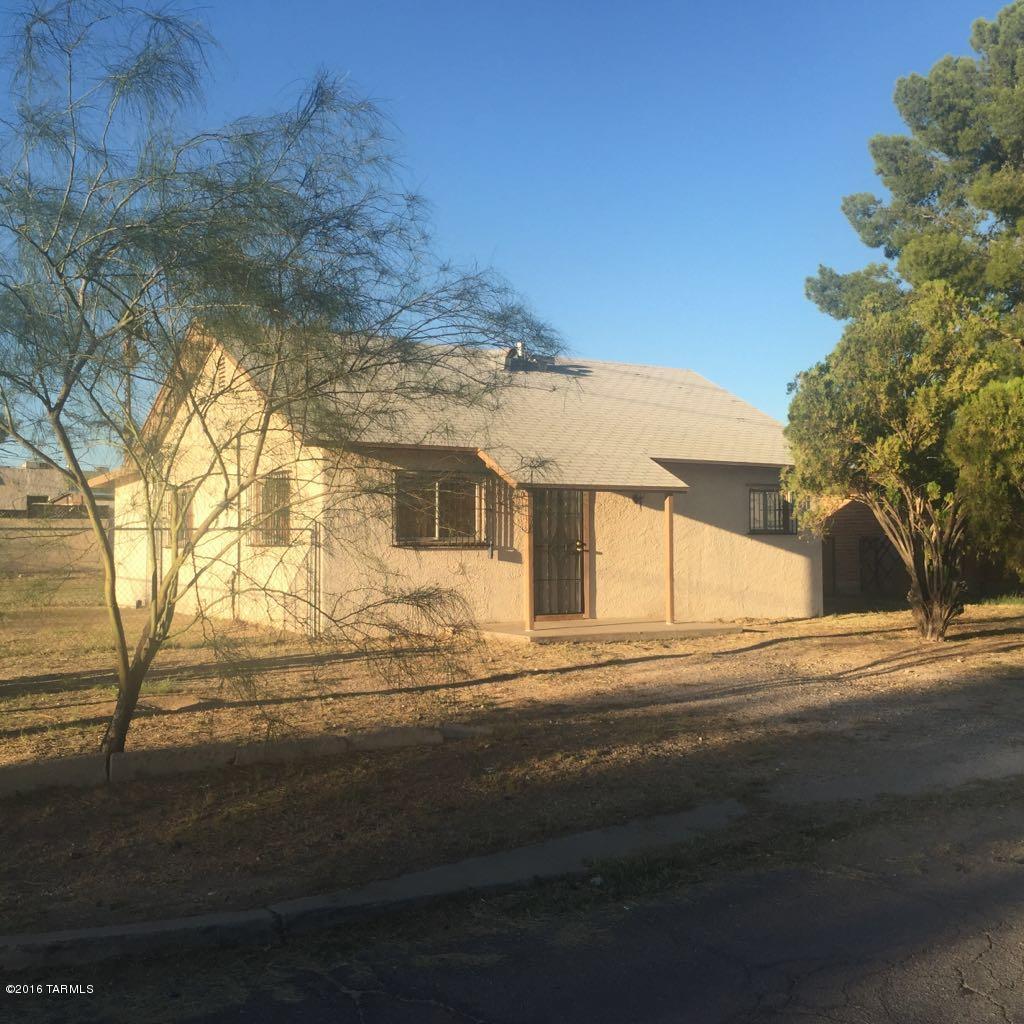 Move in ready 2 br home with den and extra room, close to U of A, Pima College downtown, I-10, shopping & Downtown. Renovated just a few years ago including new plumbing, water heater, gas line and electric. Just painted and sparkling clean. Very large lot, zoned R-2! NO HOA.