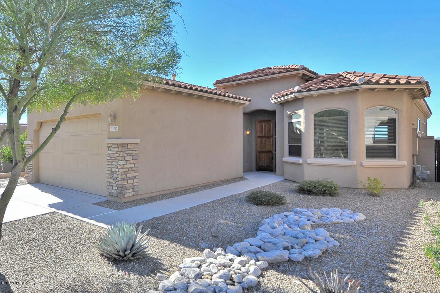 PLEASE BE ADVISED THIS IS A GATED COMMUNITY, THEREFORE YOU WILL NEED TO CONTACT OUR OFFICE TO SCHEDULE A SHOWING WITH THE AGENT. Elegant home in a prestigious guard gated community The Villages @La Paloma. Great room with soaring ceilings, fireplace, formal dining area, breakfast bar & eat in gourmet kitchen with granite counters, plenty of cabinets, large pantry, refrigerator, microwave included. Newer carpet, tile, fresh paint, split bedrooms plan large master bath with separate tub - shower, double vanities, large walk in closet, Laundry room with washer & dryer, rear yard covered patio, grass area and a raised deck for magnificent golf course and mountain views, 2 car garage, community pool and spa. Ask about P#3049-Q