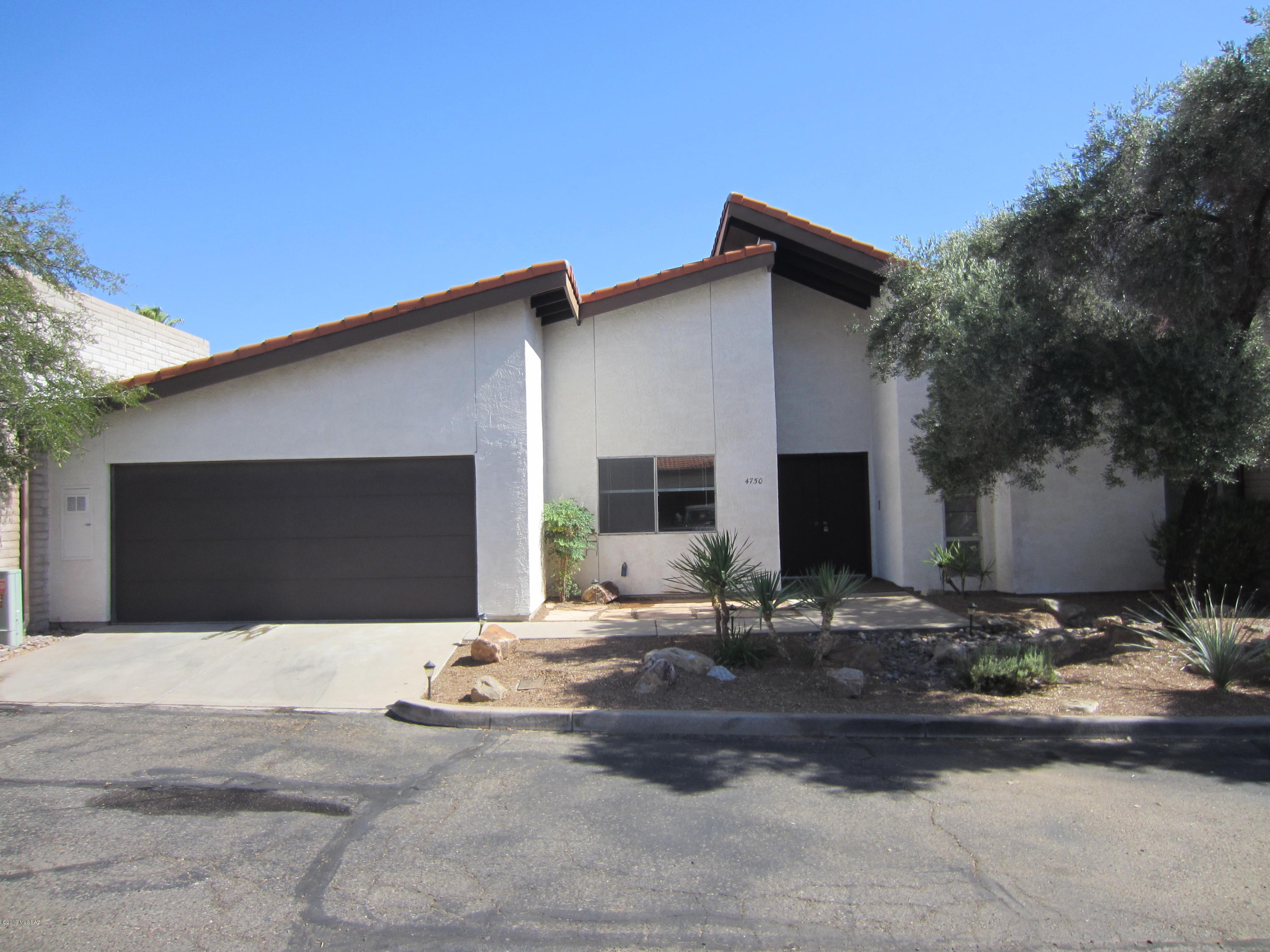 Gorgeous luxury townhome located in the heart of the foothills.  District 16 schools.  Eat-in kitchen with pleanty of cabinet and counter top space, built -in pantry, breakfast bar and large side by side refrigerator.  Large light and bright living room with brick fireplace, decorative atrium and private enclosed patio. Locatd just steps away frm the community pool. Close to shopping, bus lines and restaurants.