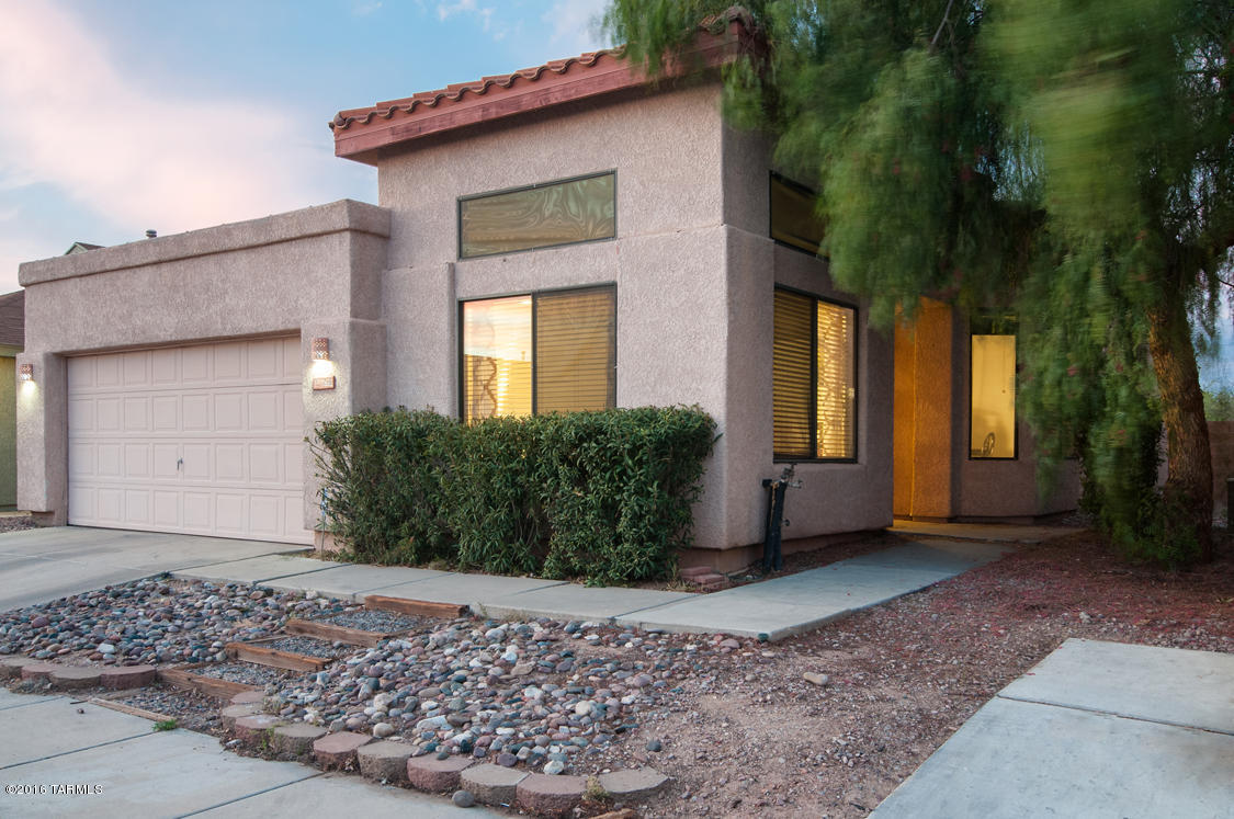Beautiful, one-story, 3 bedroom/2 bath Santa Fe style home in award winning Vail School District. Dual pane windows, high ceilings, and ceiling fans throughout home. Lots of natural light. Master bath has dual sinks & garden tub. No HOA fee. 2 separate living areas. Landscaped backyard. Come see!