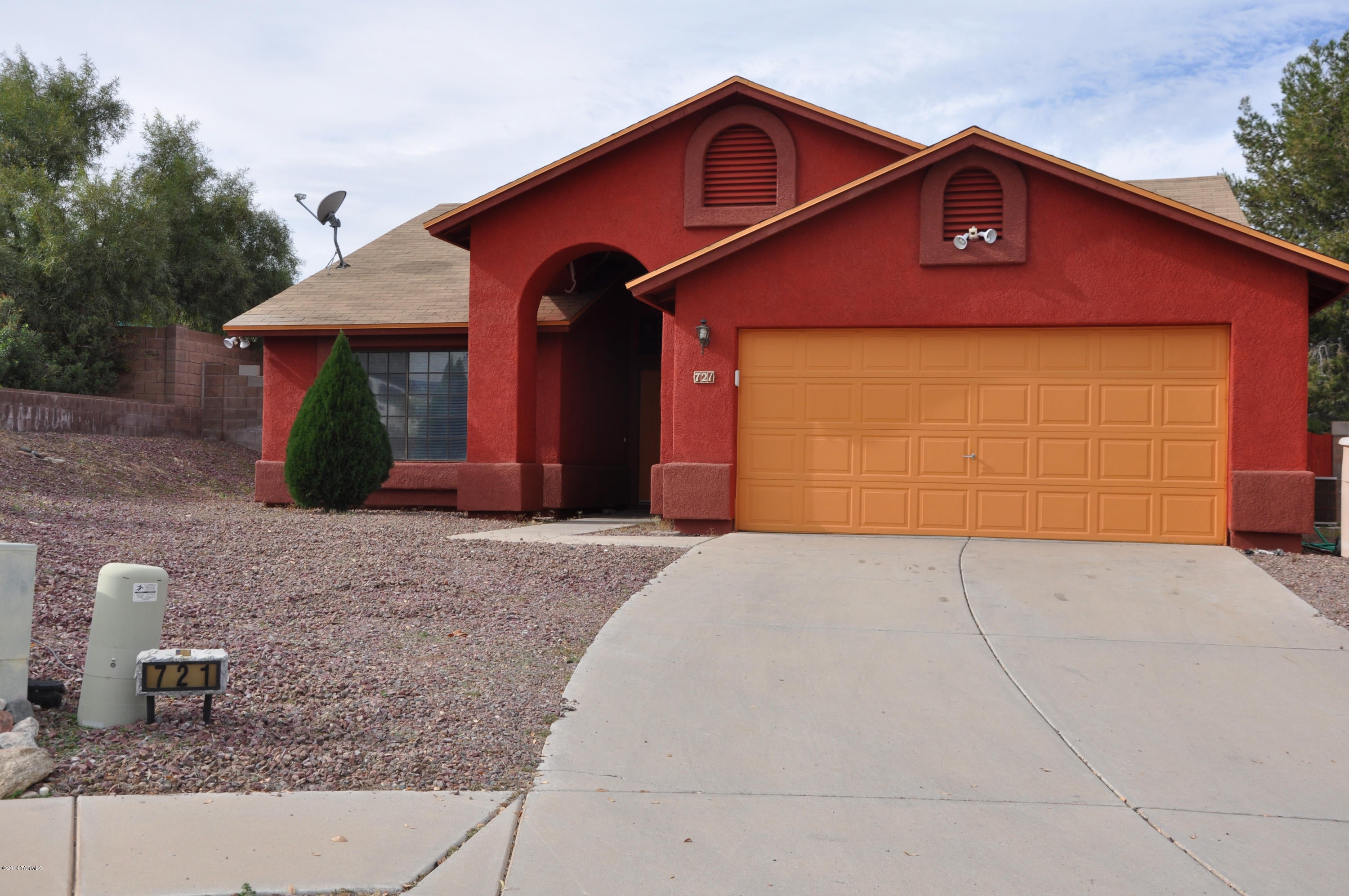 Desirable Eastwood Home at end of cul-de-sac in quiet neighborhood. Vaulted ceilings with ceiling fans and a great sized yard for kids. Convenient to shopping, grocery stores, churches, schools and more. Available March 13th 2017. Please do not disturb tenants. Contact LA for easy showing.