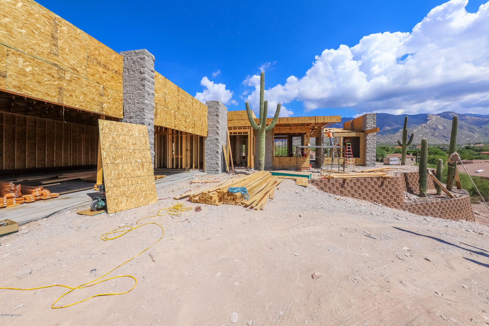 Brand New Construction, still time to pick some finishings.Tucson's most exclusive private neighborhood tucked away in the Catalina Foothills Privacy gate to your gorgeous contemporary home. Highest Quality finishes and workmanship. Minutes from Shopping and local businesses. 360 degree views of the magnificent Tucson City Lights and Catalina Mountains. Catalina Foothills school district. Brought to you by Bartholomew homes!