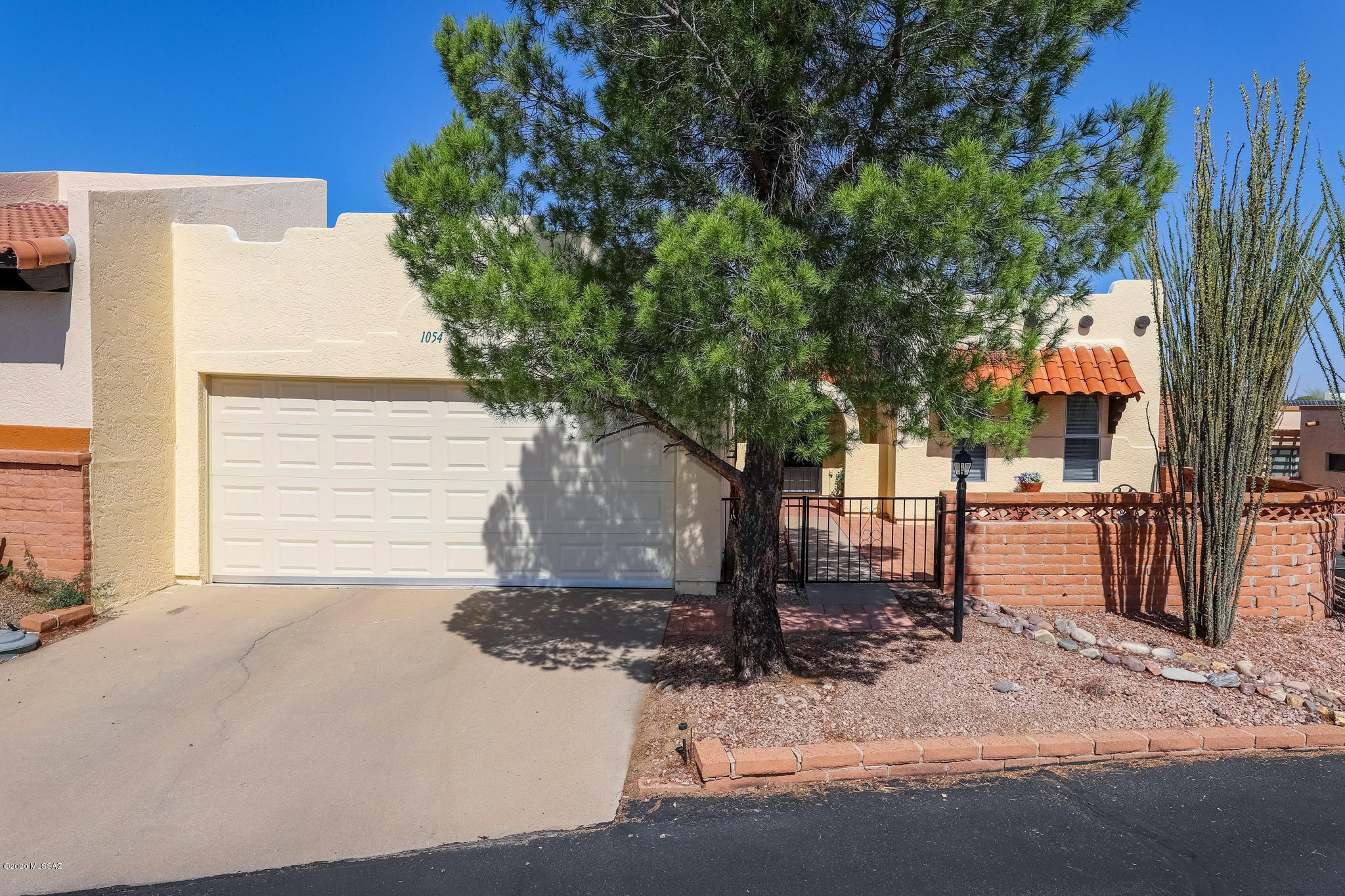 Move right in to this updated 2 bedroom, 2 bathroom beauty located in the heart of Green Valley. 
This end unit townhouse offers a 2 car garage, additional parking, private covered back porch and a court yard in front to enjoy the great mountain views. 
No rear neighbors, fresh interior and exterior paint, newer tile floors, updated electrical, newer water heater, roof re-coated in 2020.  Continental Vistas GVR facility, known for having beautiful views of the Santa Rita mountains is located in the neighborhood and has a recreation center, pool and spa.