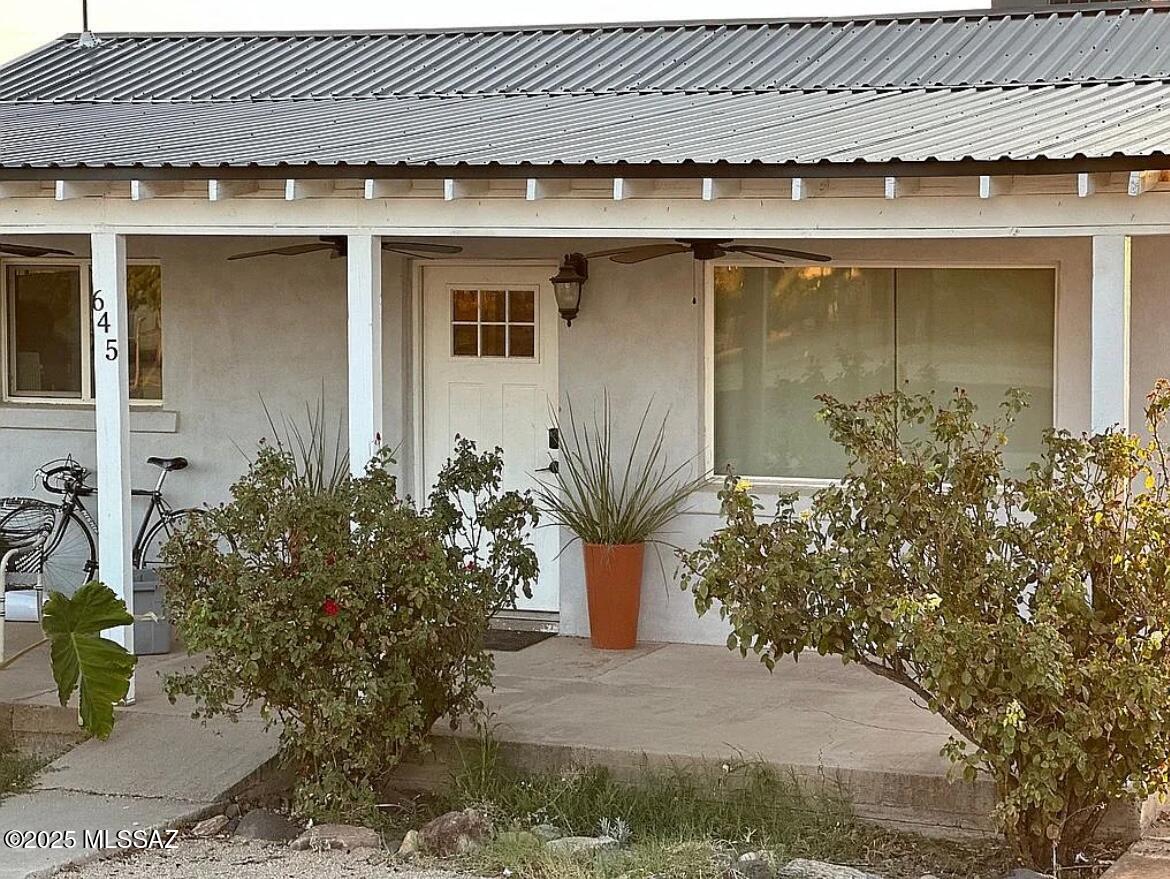 Charming Bungalow in the Heart of the Gila Valley! Come and discover the perfect blend of charm and convenience with this delightful 3-bedroom, 2-bathroom bungalow, ideally located in the beautiful Gila Valley. Nestled within walking distance to Eastern Arizona College, this home is perfect for students, faculty, or anyone seeking a cozy retreat close to campus and local amenities.

The home's manageable size makes it an ideal choice for families, first-time buyers, or those looking to downsize without sacrificing comfort. Homes like this don't last long! Make your appointment today to tour this charming bungalow and see how it could be the perfect fit for you.