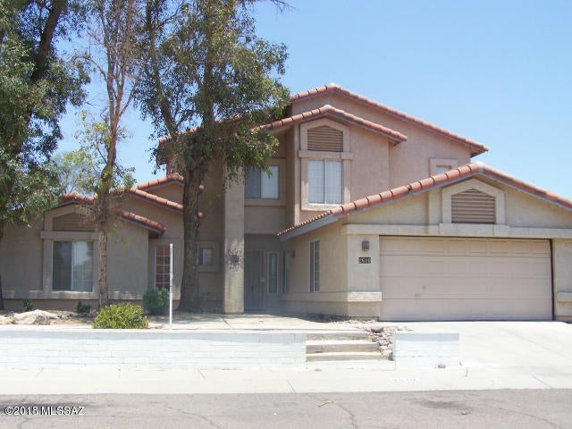 Very nice 3 bedroom 3 bath home, this home offers very spacious rooms throughout, fireplace in the family room, large master suite upstairs and office space. Kitchen has large eat-in dining area, covered patio, this home is clean and ready now!