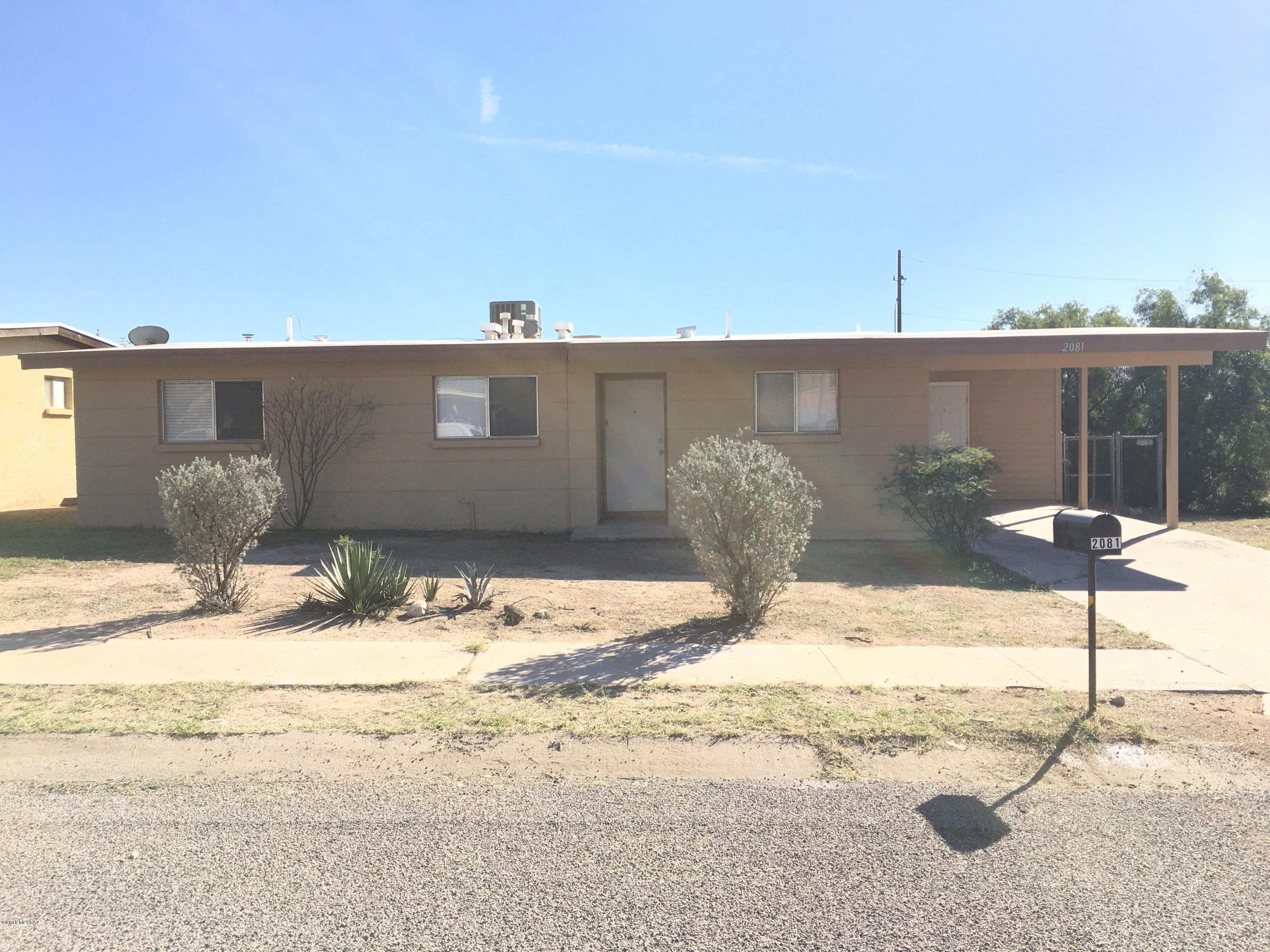 A 3 bed 1. 3/4 bath on a corner lot is waiting for you!  Tile flooring and blinds throughout, along with ceiling fans and neutral color scheme.  The kitchen has granite counter tops, white cabinetry, & white appliances.  To top it off, the back yard includes an enclosed patio.
*This one's pet-friendly* This house located at 2081 W Hadley St in Tucson is ready for you to make it your new home!