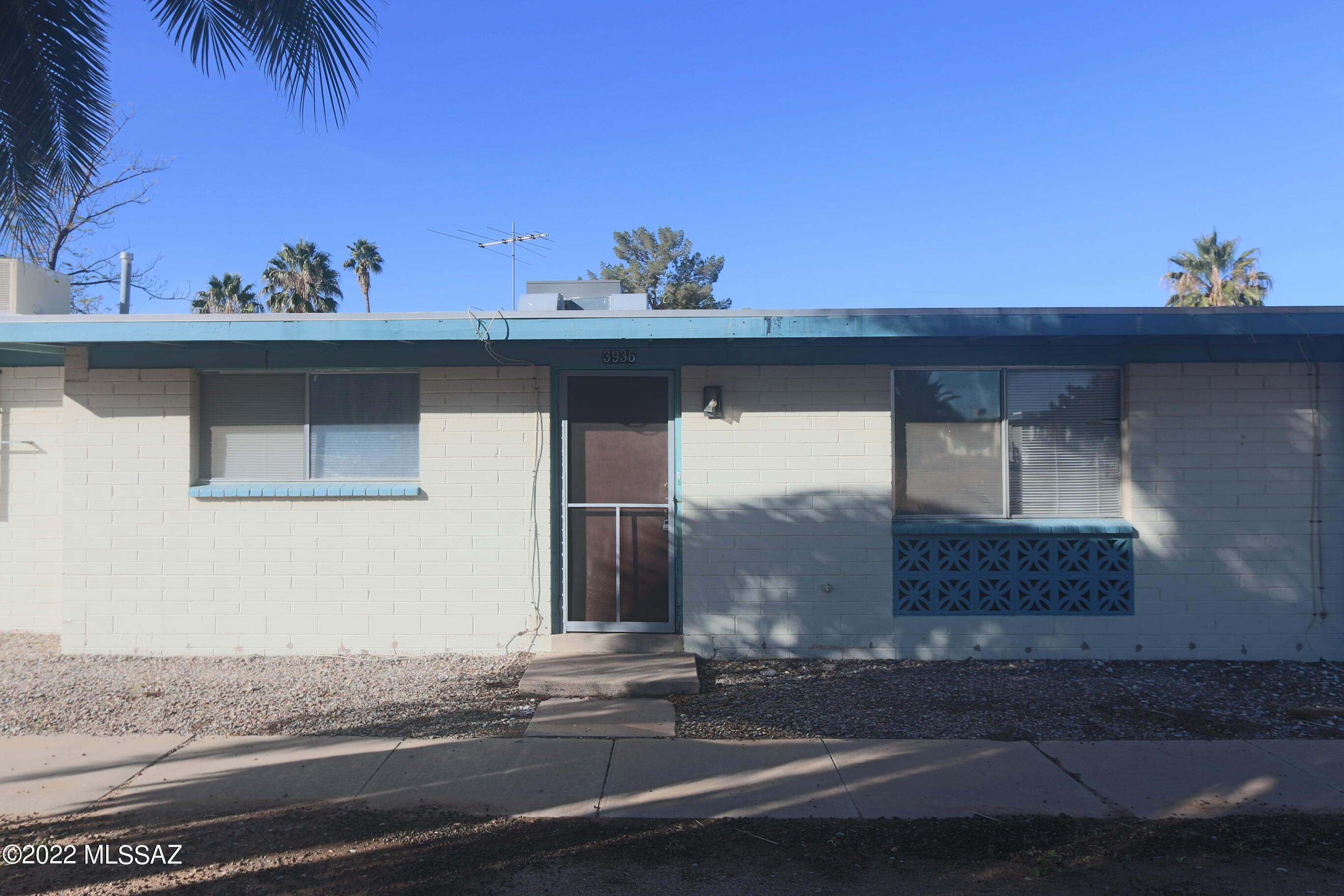 Great opportunity to own an affordable 2 bedroom 2 bath home on the Eastside of Tucson.open floorpan with a nice size lot situated in the rear of the complex. Lockbox will not be installed until Tuesday afternoon but you can call listing agent to get access.