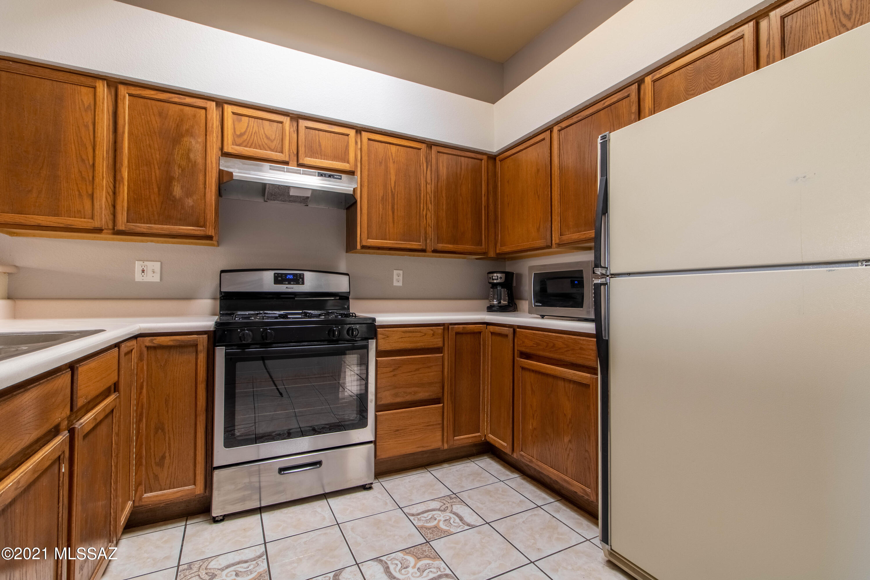 Hacienda Del Oro (1-879) - Residential Lease