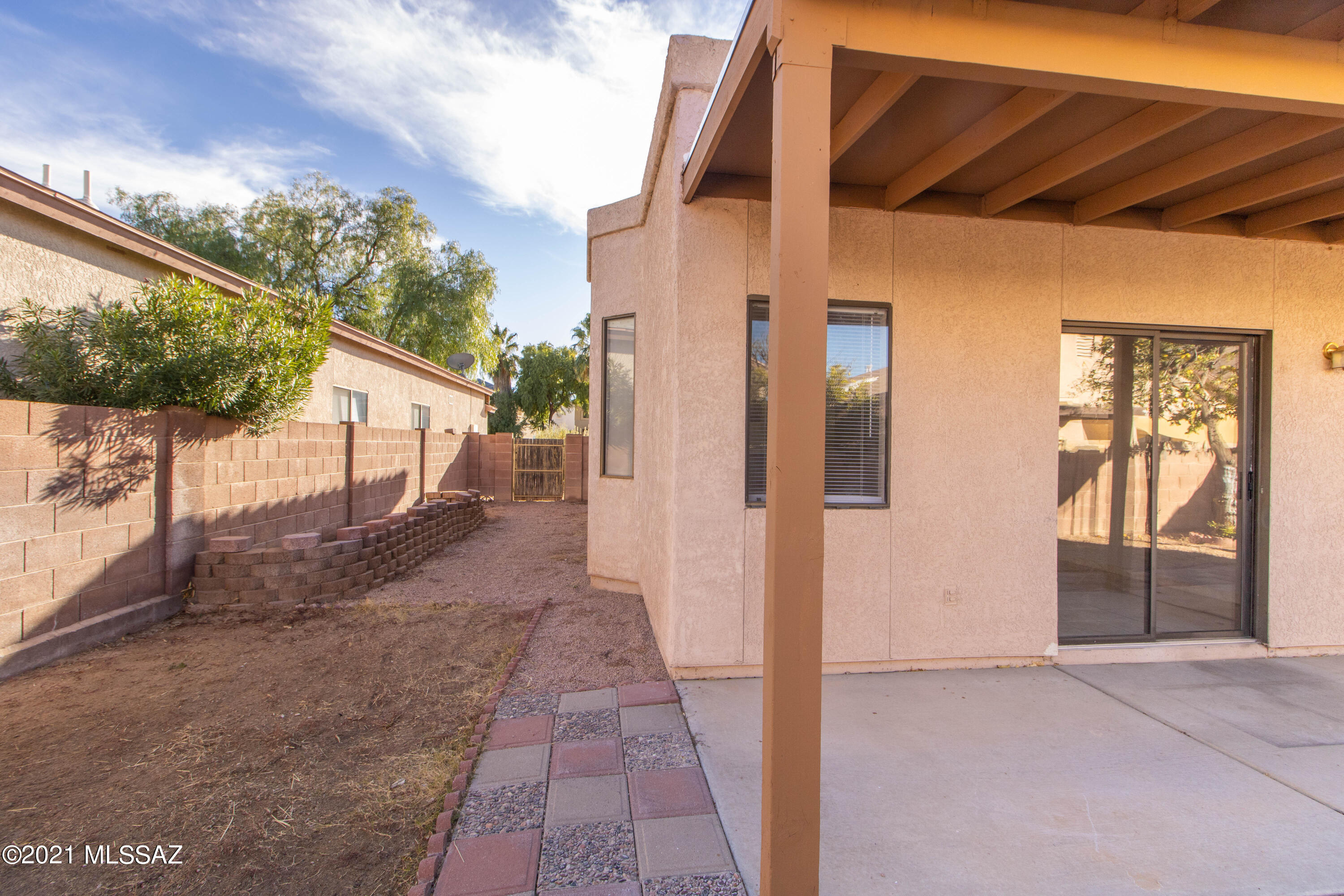 Hacienda Del Oro (1-879) - Residential Lease