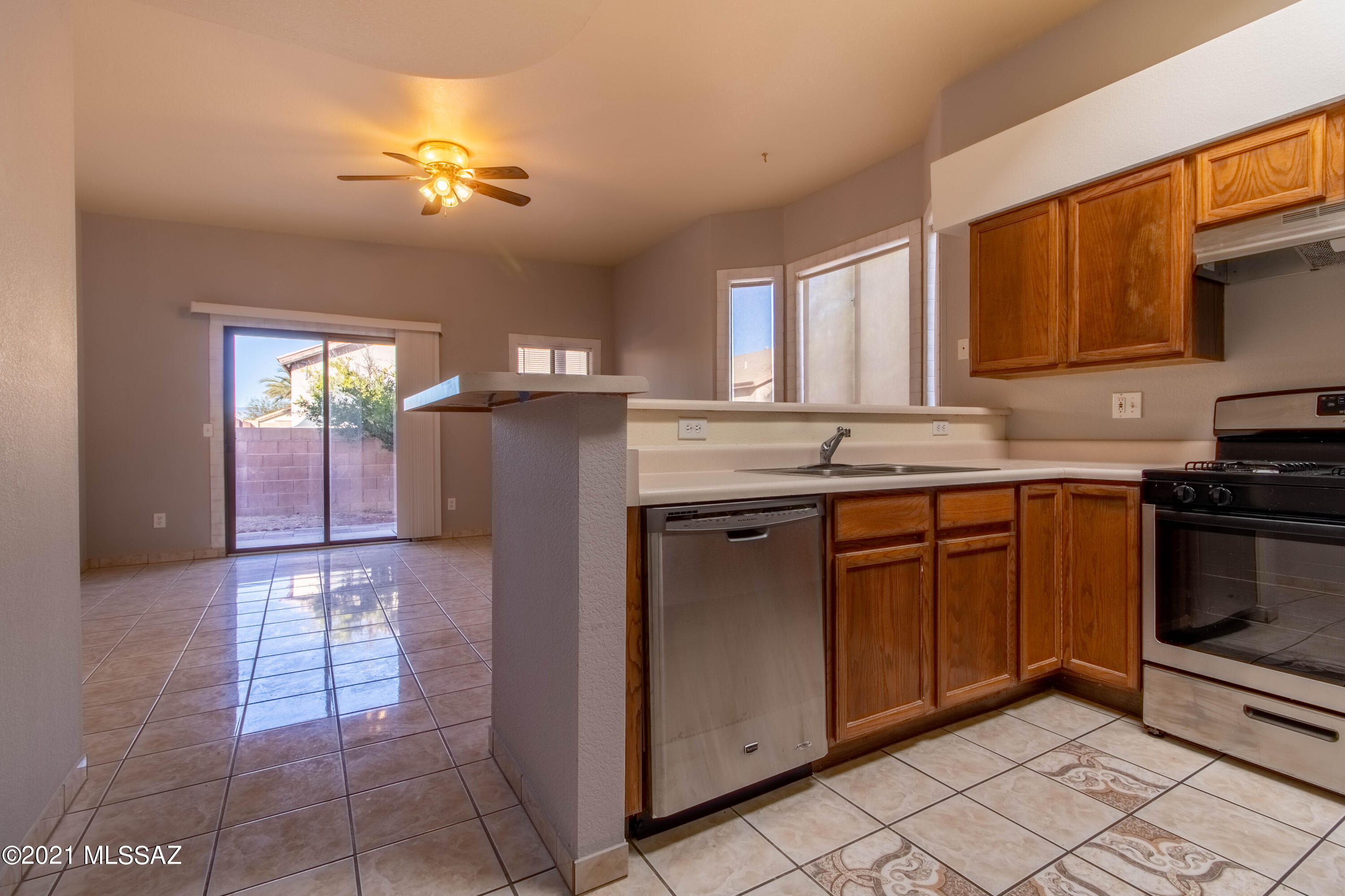 Hacienda Del Oro (1-879) - Residential Lease