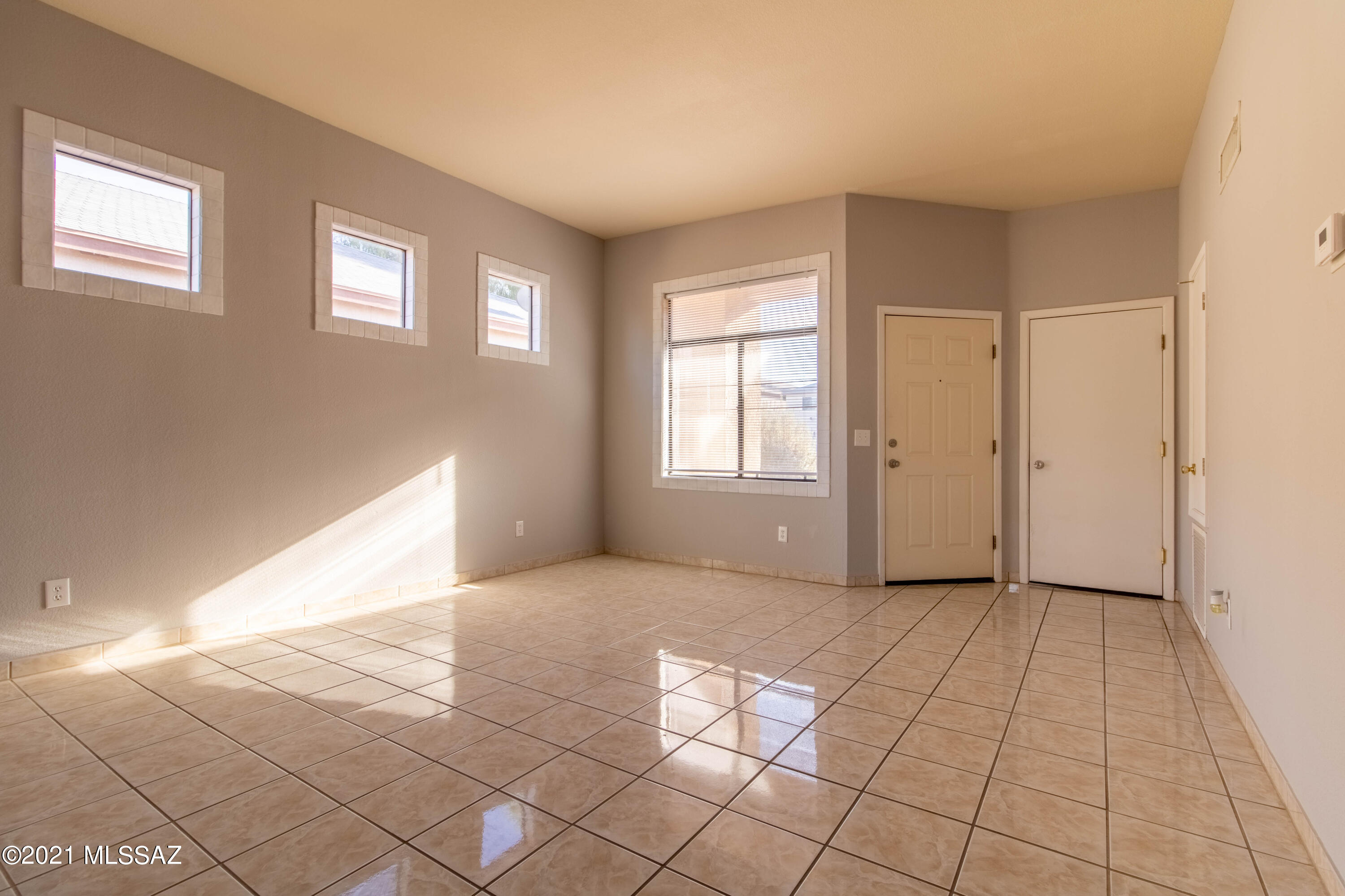 Hacienda Del Oro (1-879) - Residential Lease