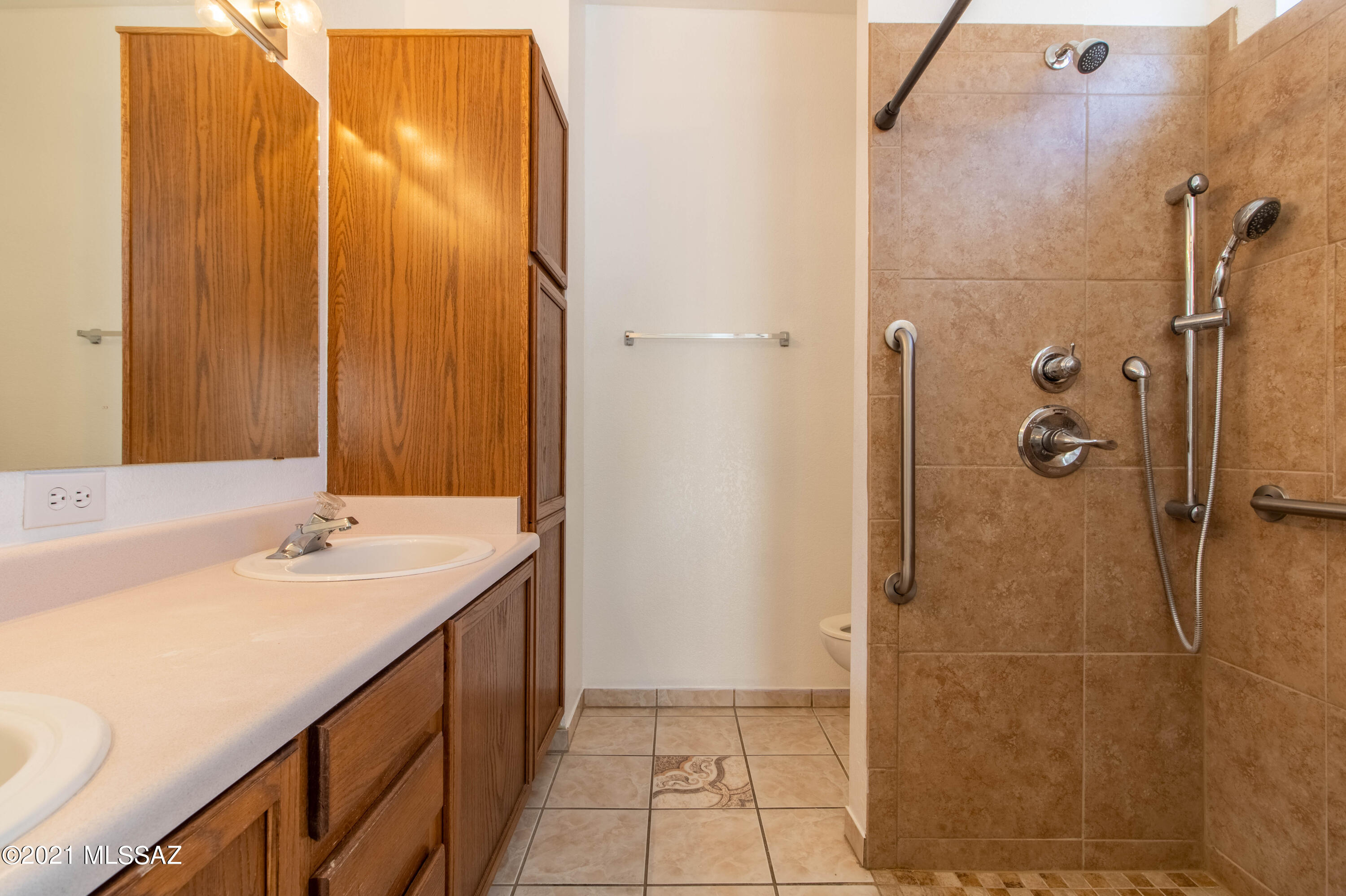 Hacienda Del Oro (1-879) - Residential Lease