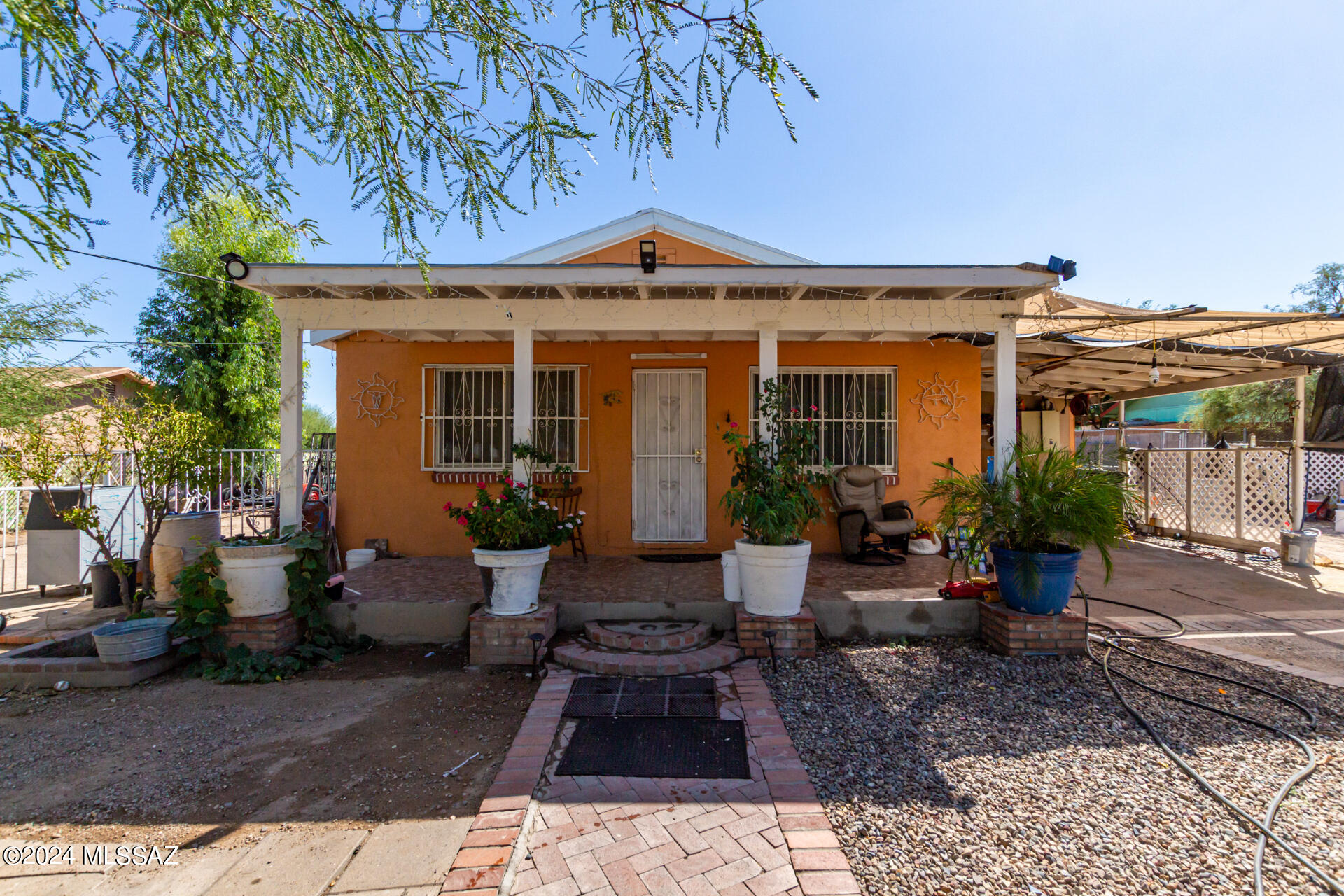 Welcome home! One-story property offering a  fenced front yard with a cozy front porch and shade trees. Inside, you'll find durable tile flooring and ceiling fans throughout. The welcoming living room is perfect for entertaining. The eat-in kitchen with built-in appliances, ample countertops, and oak cabinetry.  Sizable bedrooms! The backyard offers a covered patio for relaxing evenings and guest quarters!