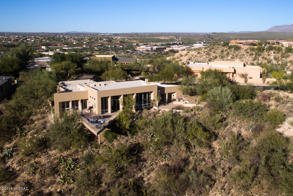 RON ROBINETTE STREET OF DREAMS CONTEMPORARY DESIGN WITH UNENDING VIEWS OF PUSH RIDGE AND THE CATALINAS.
THE UNUSUAL 50 FT. CANTILEVERED DECK FLOATS OVER THE LUSH NATURAL SONORAN DESERT.THE TWO MASTER SUITES AND SPACIOUS DEN WITH BUILT-INS, GOURMET KITCHEN OPEN TO GREAT ROOM CREATE COMPLETELY USEFUL SPACES. THE MANY CUSTOM FEATURES ARE LISTED ON SEPARATE LIST.
THE DEN/OFFICE WITH MANY BUILD-INS IS LARGE ENOUGH FOR MURPHY BED.
PLANS AVAILABLE FOR A GUEST HOUSE.
