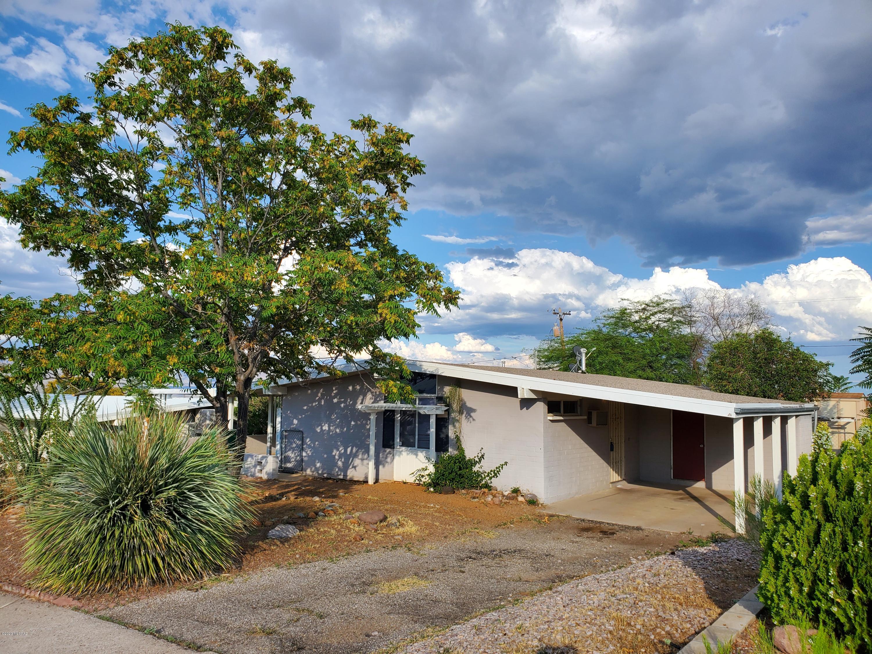 Priced to sell fast, Excellent location, just blocks from the city park, schools, and restaurants. This is an awesome starter home waiting for you to make it your own. Nice size back yard. New interior paint.