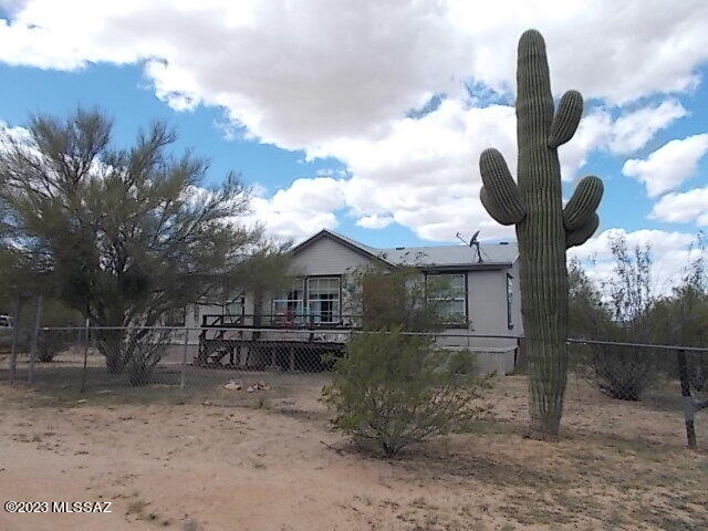 DOUBLE WIDE ON AN ACRE LOT IN DESIRABLE AVRA VALLEY. SPLIT FLOOR PLAN, LARGE KITCHEN, TWO FULL BATHS, NO CARPETING, NEW ROOF FIVE YEARS AGO, COVERED PATIO, EXTRA STORAGE.