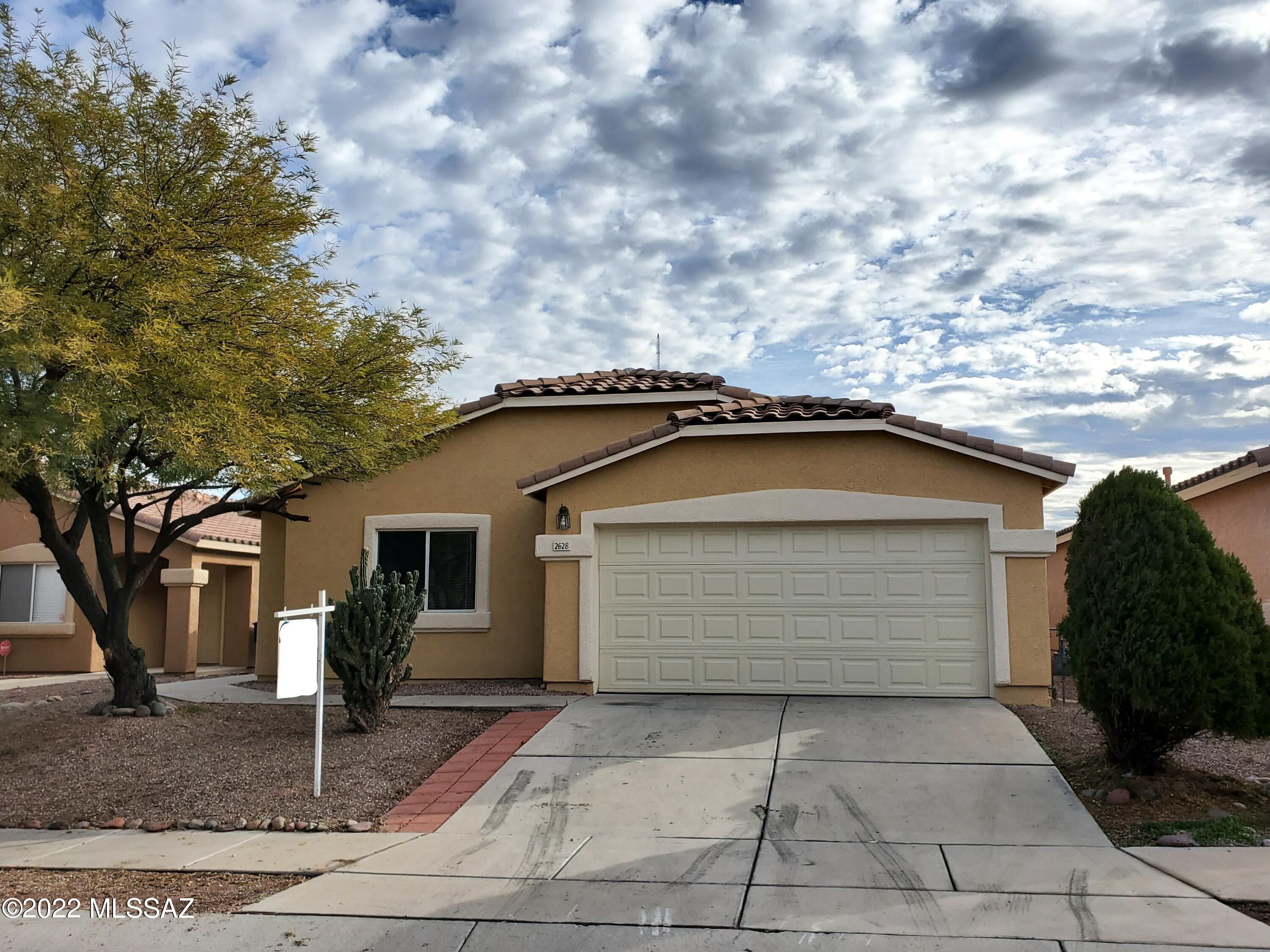 Spacious 3 bedroom + Den, 2 bath home with open floorplan. Conveniently located near I-10, Pima community college, and the University of Arizona. All tile throughout the house. All appliances included. 

Rental Requirements

•	Credit, Background Check, application fee
•	no criminal record
•	Income requirements (3x monthly rent at minimum)
•	No past broken leases or evictions
•	Pets ok (2 pet max, extra $25/month, 50lbs max, no aggressive breeds, $200 pet deposit)
•	Renters Insurance required