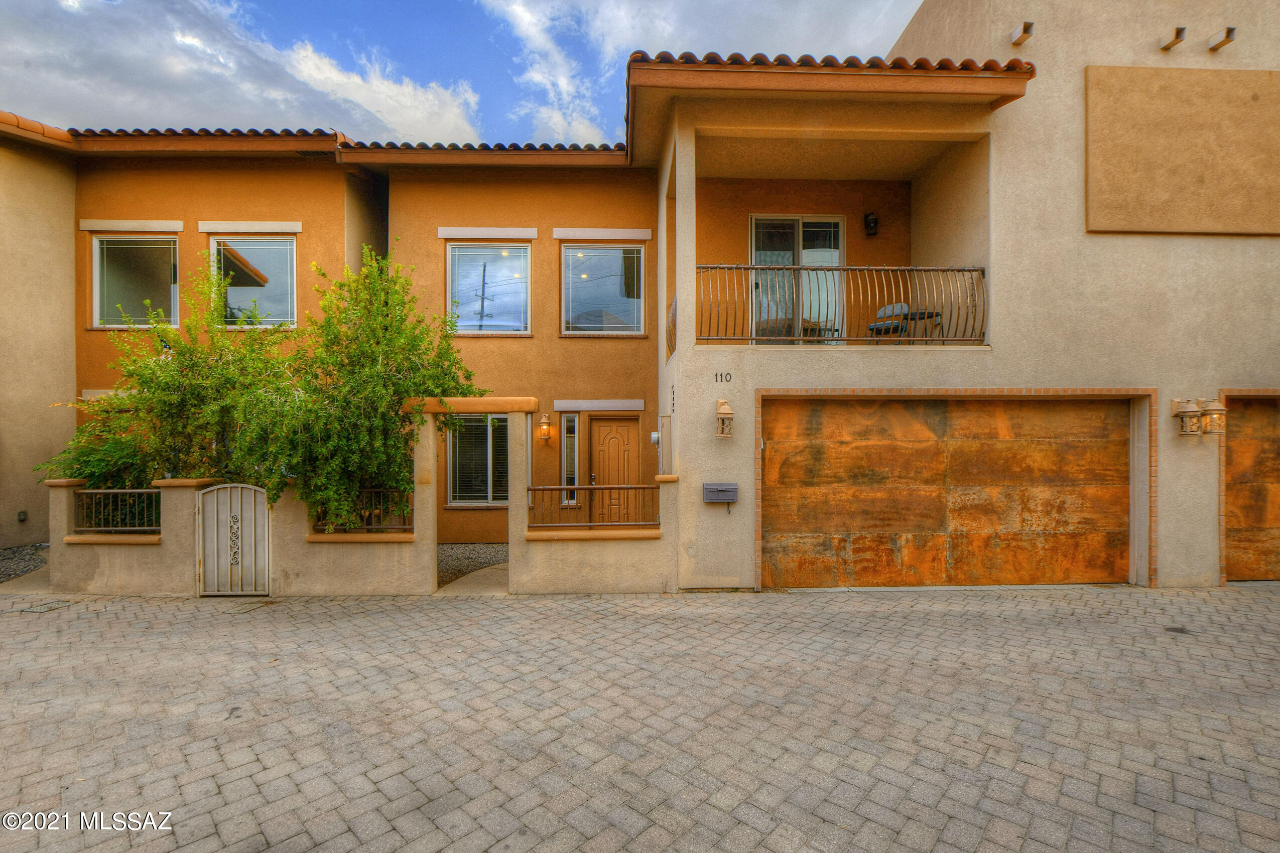Luxurious, modern living in a great central location! Close to UofA, Davis Monthan, Raytheon, and so much more! These stunning townhomes were built with many upgrades & high end finishes in mind. Beautifully done throughout, great open kitchen with beautiful cabinetry, attached 2 car garage, balcony and bright and open loft space!!  DONT MISS OUT!