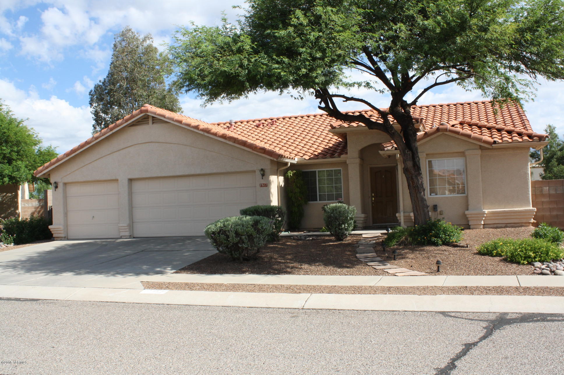 This 4BD/2BA home with a 3 car garage has a great floor plan!  Large backyard with mountain views and spacious covered patio, located within the popular Seneca Terrace II neighborhood.  Fireplace with built-in shelving, split bedrooms and large living space.  Ceramic tile in living areas, carpet in bedrooms and high ceilings.  Open kitchen with bar area and breakfast nook.  An abundance of natural light.  Call today for a showing!