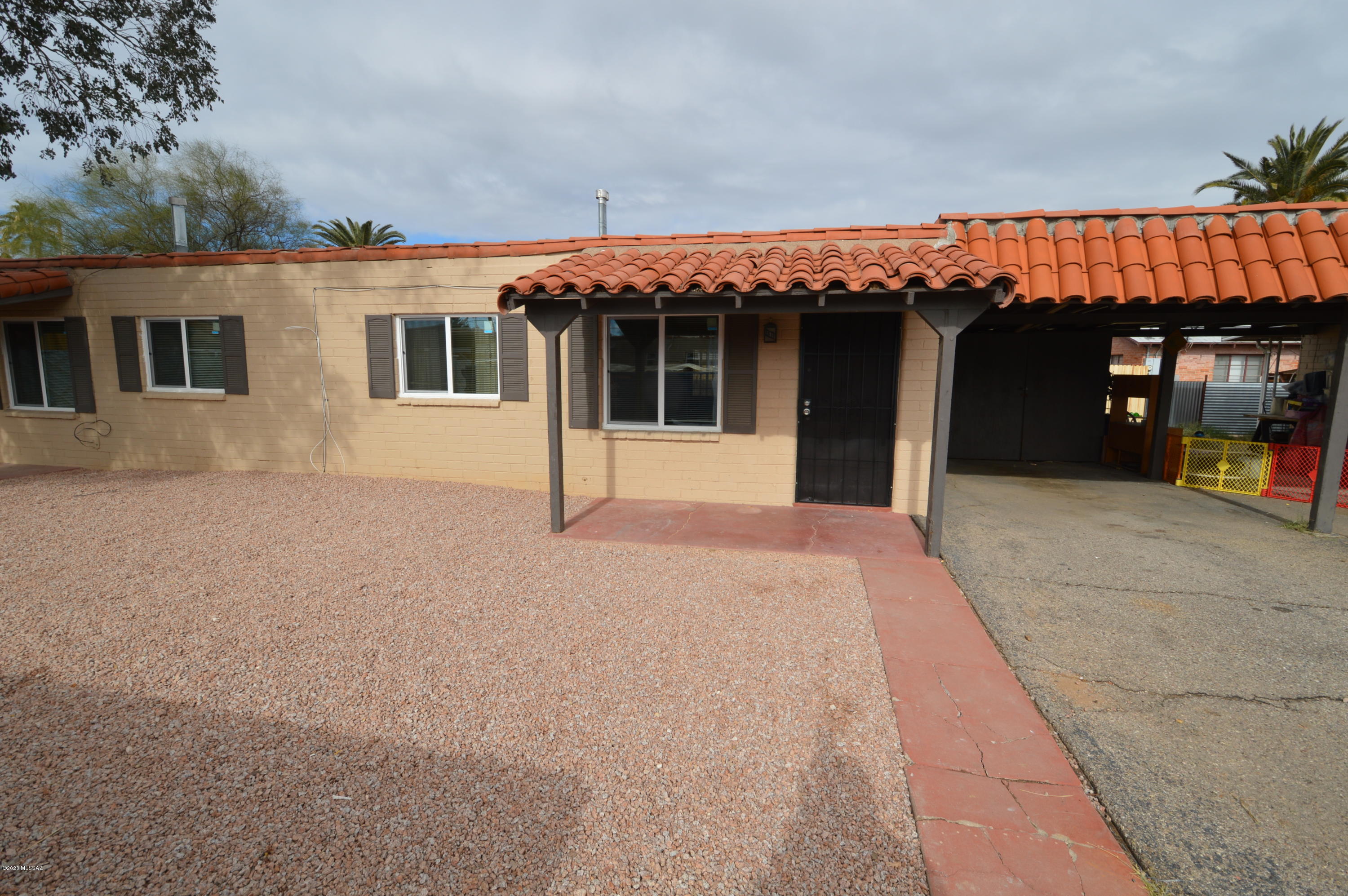 REMODELED 1br in quiet complex! Spacious rooms! Private yard! Heat pump, so no more swamp cooling! All at a price that can't be beat! You're going to love this place so CALL TODAY!
