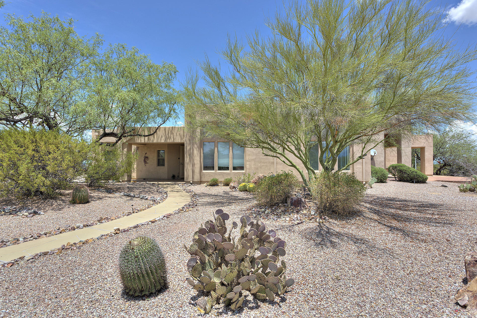 Custom home on cul-de-sac, private setting. Large foyer brings you in to great room, dining area featuring high ceilings, fireplace and plenty of light. Very large kitchen has plenty of counter space, island, desk area, special seating, room for a table and large patio off sliding glass. All bedrooms have walk in closets. Master bedroom features two separate sink areas, large shower, soaking tub and separate vanity. Nice patio off master thru the sliding door. Separate laundry room, good size den. HVAC replaced appx 2 years ago, kitchen appliances and water heater replaced appx 3 years ago. Appx 453 SF of covered patio.