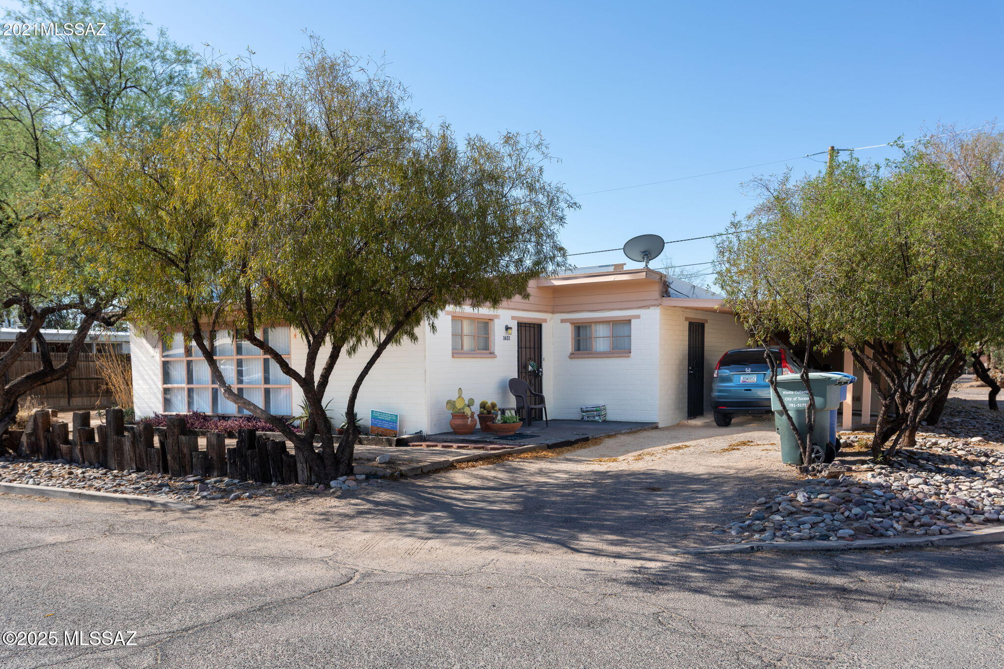 It's a cute little guest house that is clean and ready to move into. The inside was completely painted and the bedroom has new neutral carpet. It has a small yard. No pets except assistance animals. One owner/landlord is a licensed Realtor in the State of Arizona.