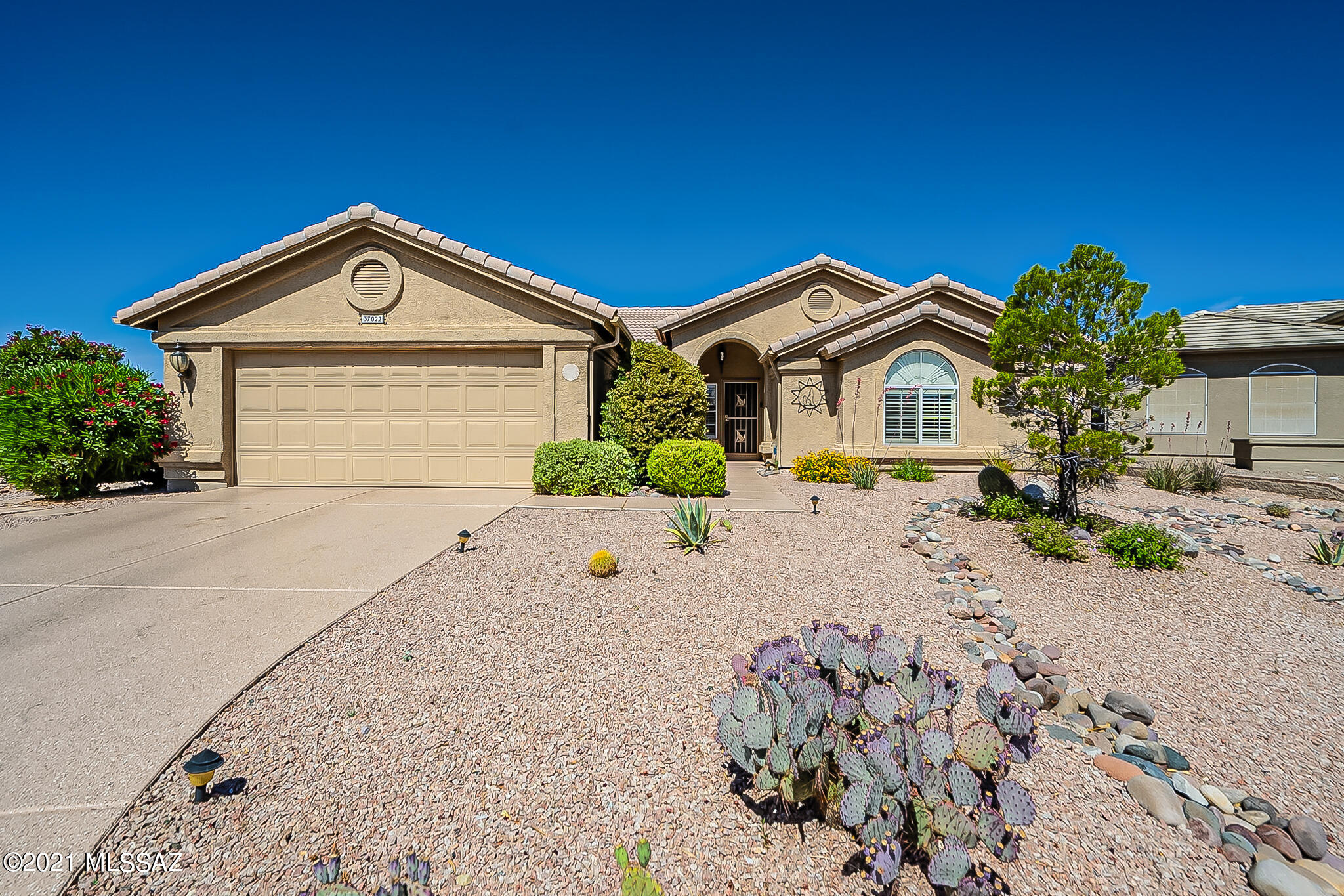 Come see this very popular, nicely updated 3 bedroom, 2 bathroom Topaz model with views! This home is located on a corner, cul-de-sac lot and enjoys a large, well landscaped lot. Kitchen features granite counters, stainless steel appliances, bay windows with shutters in breakfast nook, newer carpeting in living room and 2 bedrooms, newer wood-like tile in family room and 3rd bedroom, granite topped executive height counters in both bathrooms with new lighting and mirrors, surround sound speakers in family room, LG front loading washer and dryer, epoxy coating in garage and driveway, HVAC unit new in 2020, 4 large garage storage cabinets, bricked floored covered patio for outdoor enjoyment. This is a terrific home and is ready for new owners. Sellers say neighbors are wonderful!