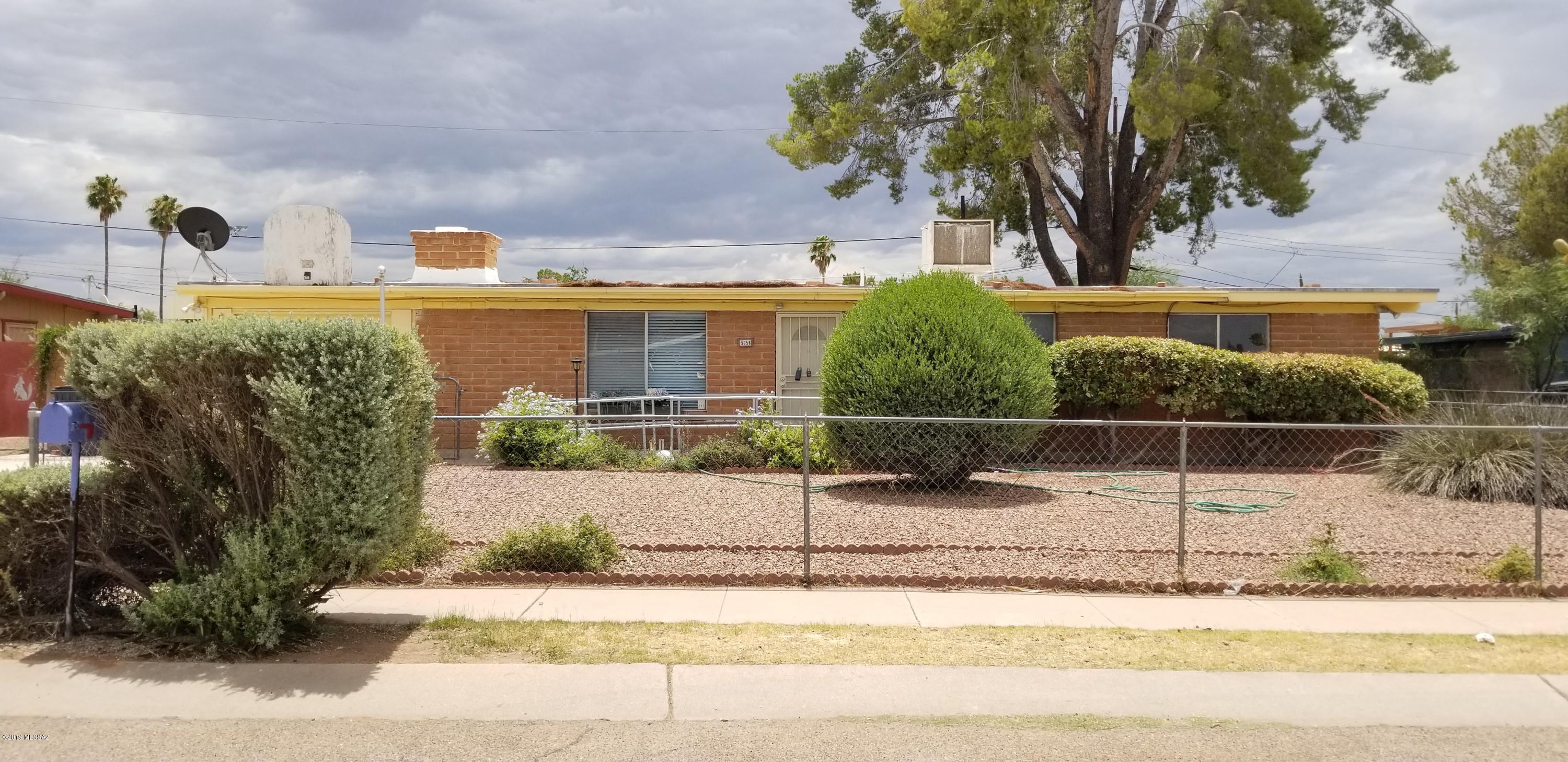 Spacious 4 bedroom 3 bathroom fix up special!  Conveniently located near freeway access, schools, shopping and more. Don't miss this investment opportunity. Home sold AS IS.