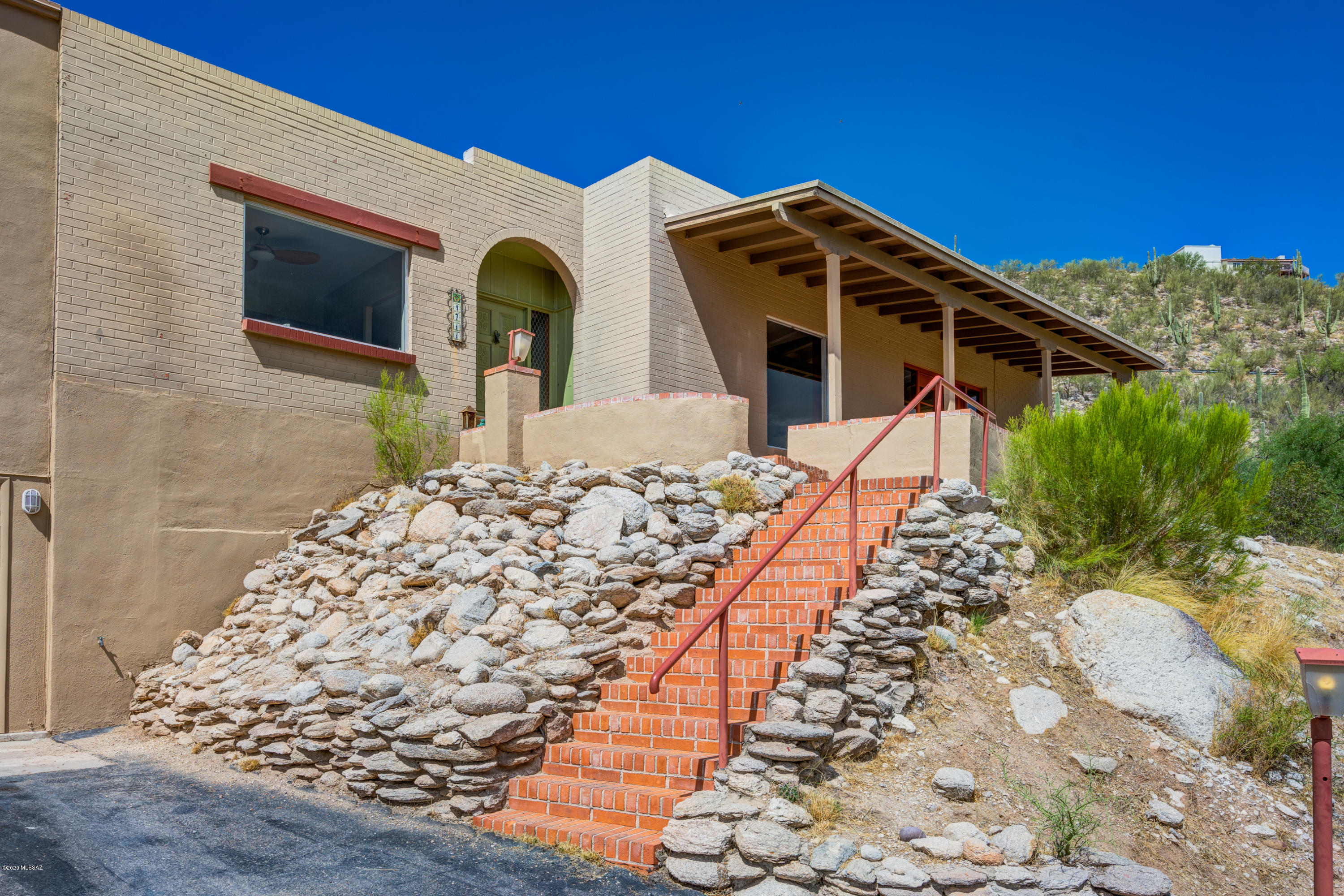A John Wesly Miller Home sitting high up on a hill with BREATHTAKING PANORAMIC VIEWS of the Rincon & Catalina Mountain Ranges! Don't miss this private updated 4 bedroom 4 bath home on 1.3 acres in a cul de sac!! 
A charming guest suite that has its own private entrance could be used as a rental or Mother in law suite. 
Private yoga room, office, or fitness space off master bedroom. 
Leased $93.00 month. Sun City / Tesla roof top solar system that can save you big $$$ on utilities!! 
Wonderful large stone faced wood burning fireplace in the living area that has exposed beam ceiling. 
*NEW ROOF IN 2010 *NEW HOT WATER HEATER IN 2015  *NEW HVAC SYSTEM IN 2018
Convenient for open enrollment to Foothills dist. 16 school dist. 
*Wes Miller Nature Park within the community.
