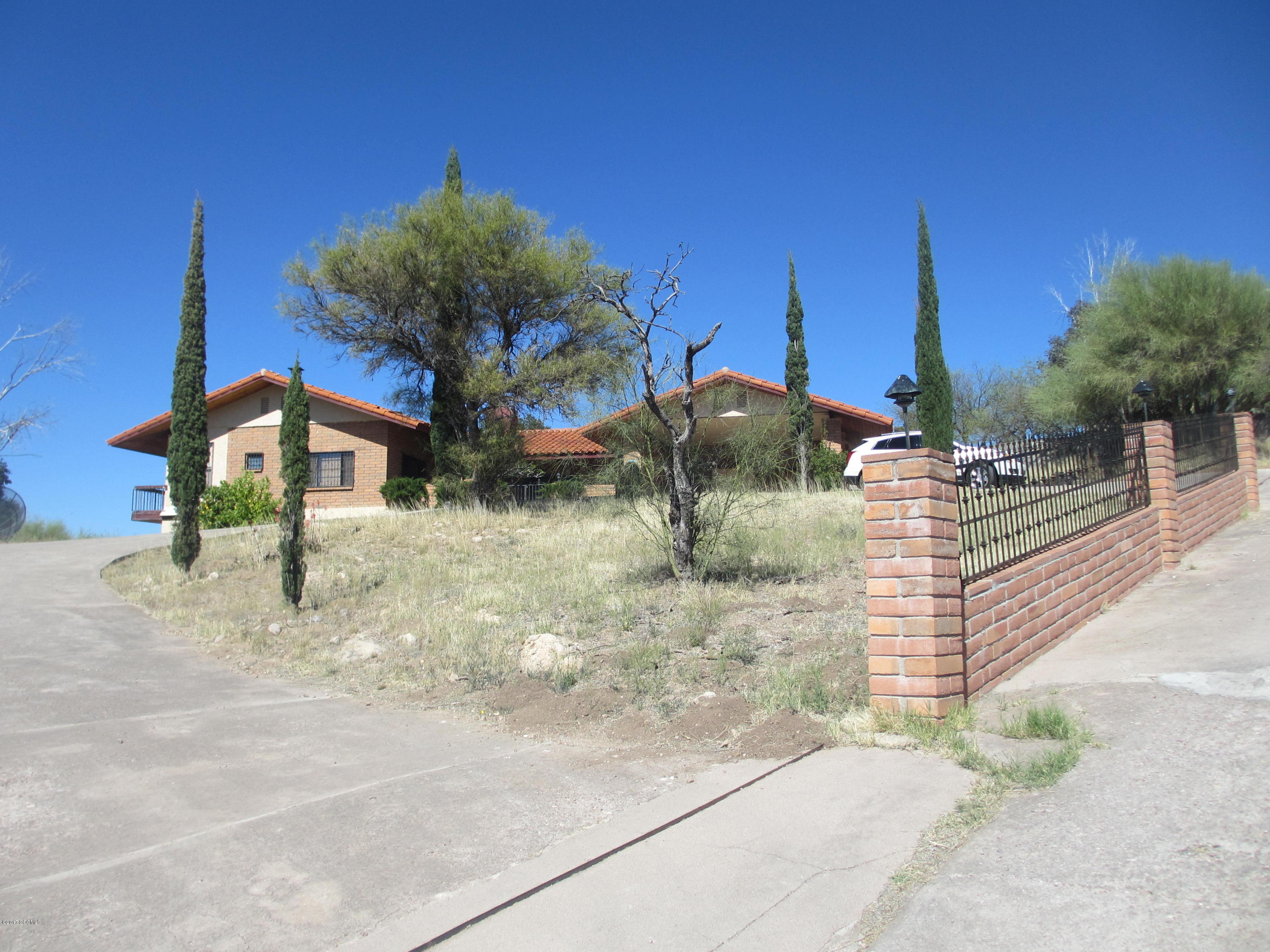 A truly spectacular home! This beautiful, spacious, split level home sits on top of 1.68 acres in the outskirts of Nogales.!!!. Has panoramic views,clay tile roof, 2 decks, large country kitchen w/ center isle, fireplace, tile flooring, courtyard, carpet in bedrooms, wooden ceiling and eaves, large yards!!!