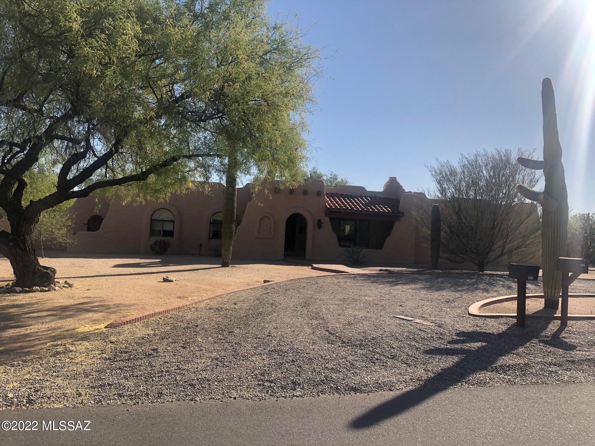 FULLY WALLED GATED YARD
RV parking
SPLIT FLOOR PLAN WITH FULL GUEST SUITE WITH SEPARATE ENTRANCE
MOUNTAIN VIEWS
