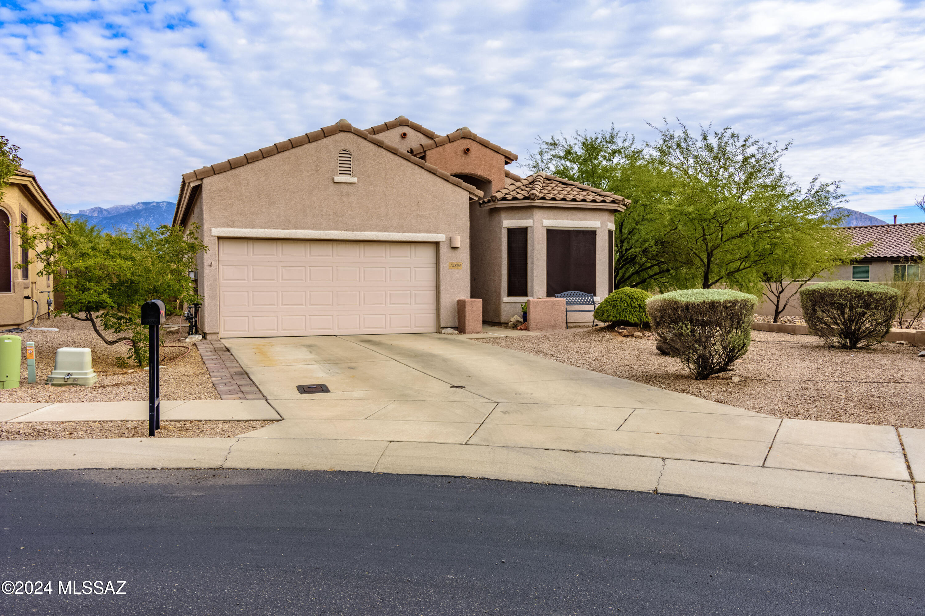 Welcome to this stunning open-concept home nestled on a premium cul-de-sac lot with breathtaking mountain views. This 3-bedroom, 2-bathroom residence boasts a spacious and inviting layout with high ceilings and a large great room perfect for both relaxing and entertaining. Kitchen offers upgraded cabinets and granite countertops, a large island with breakfast bar.
This home combines elegance, comfort, and convenience, making it the perfect choice for those seeking an exceptional property in coveted Rancho Vistoso.