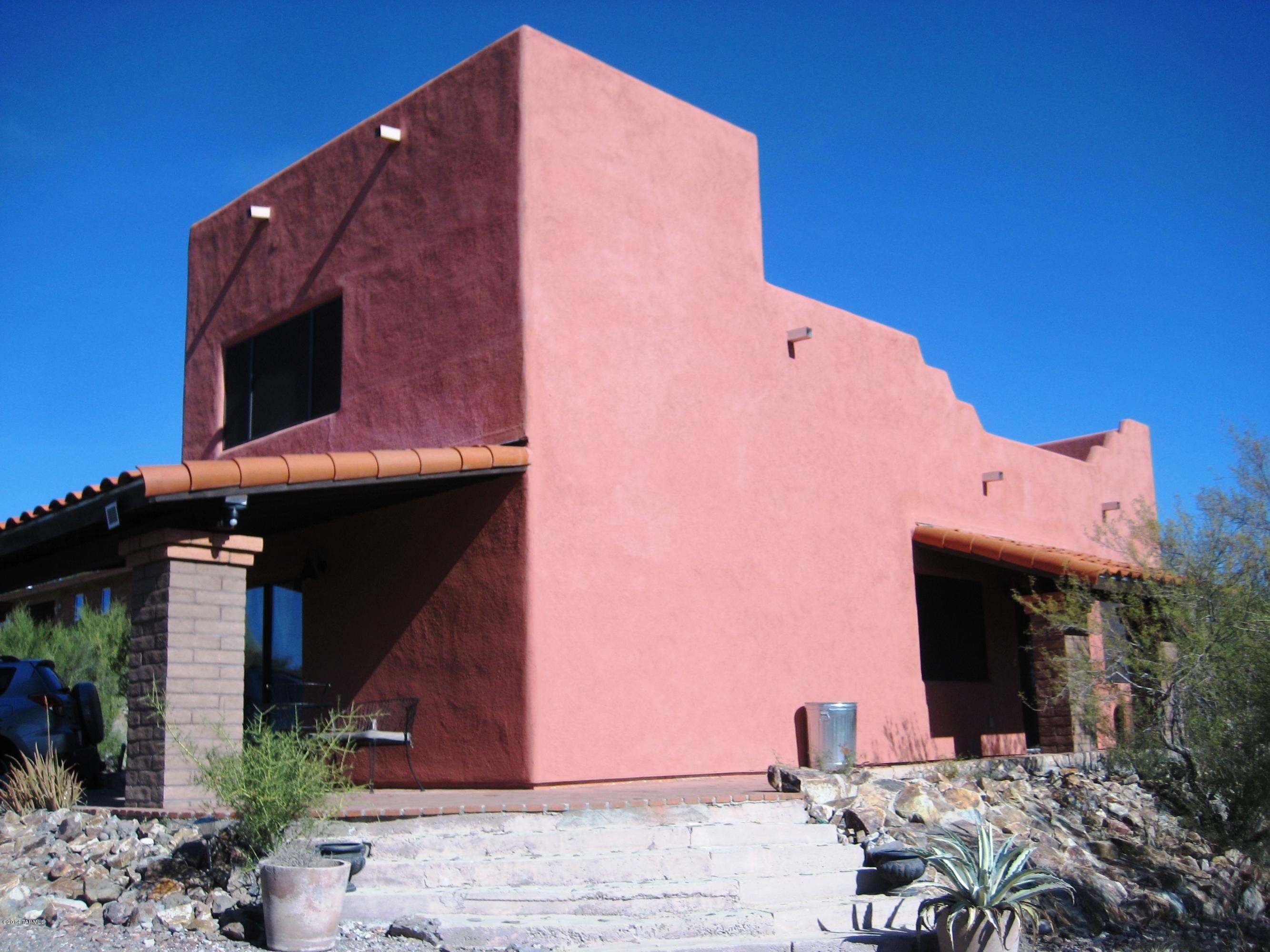 Country living but minutes to I-10, shopping and more! Beautiful designer colors abound in this 3bdr/2ba! Master bedroom downstairs w/patio access
and guest bedroom upstairs offers privacy for all. Downstairs bedroom has private patio access. Big backyard and walking distance to Tucson Mountain Park. Section 8 allowed.