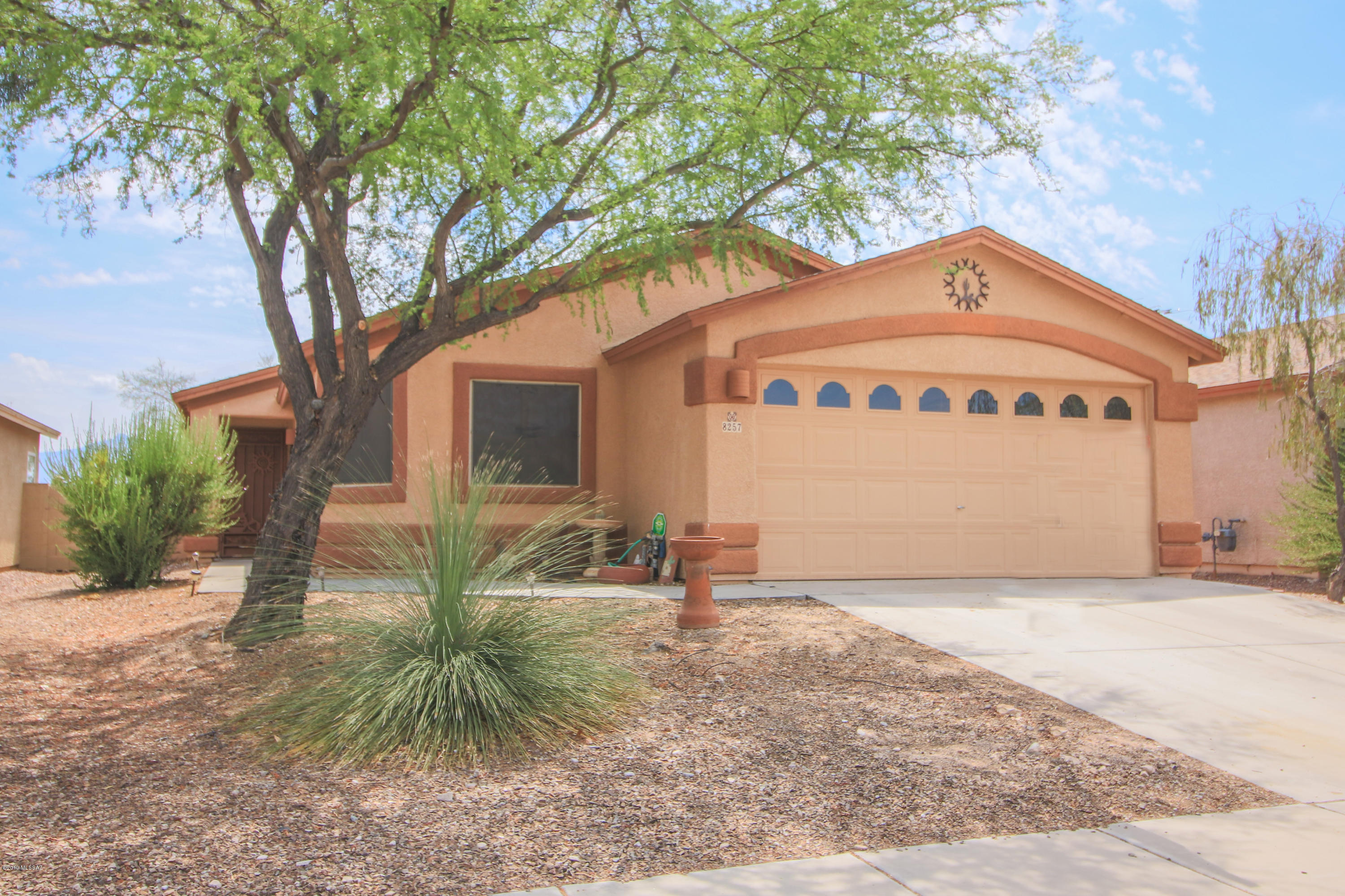 Great home,Split floor plan, 3bedroom with a Den that could be 4th bedroom. Very well maintained stylish home featuring wood blinds, tile and wood floors, custom paint, Granite countertops, Custom tile shower surrounds in master bath. Amazing unobstructed views from the backyard. 
This home is a gem you don't want to miss...