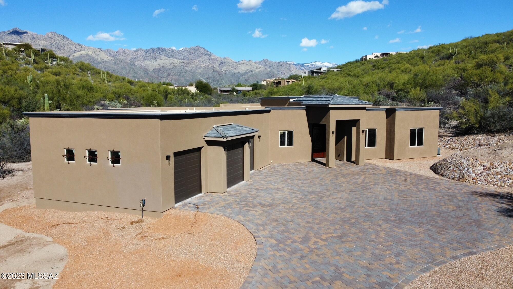 NEW CONSTRUCTION!
Fantastic 4 bedroom 4 bath home with tall ceilings, school district 16, million dollar home neighbor hood ,dyed scored concrete floors, custom alder wood kitchen, granite counters throughout home, custom vanities, huge walk in shower, 3 car garage, No HOA, gated entrance, large back patio with gorgeous mountain views.
