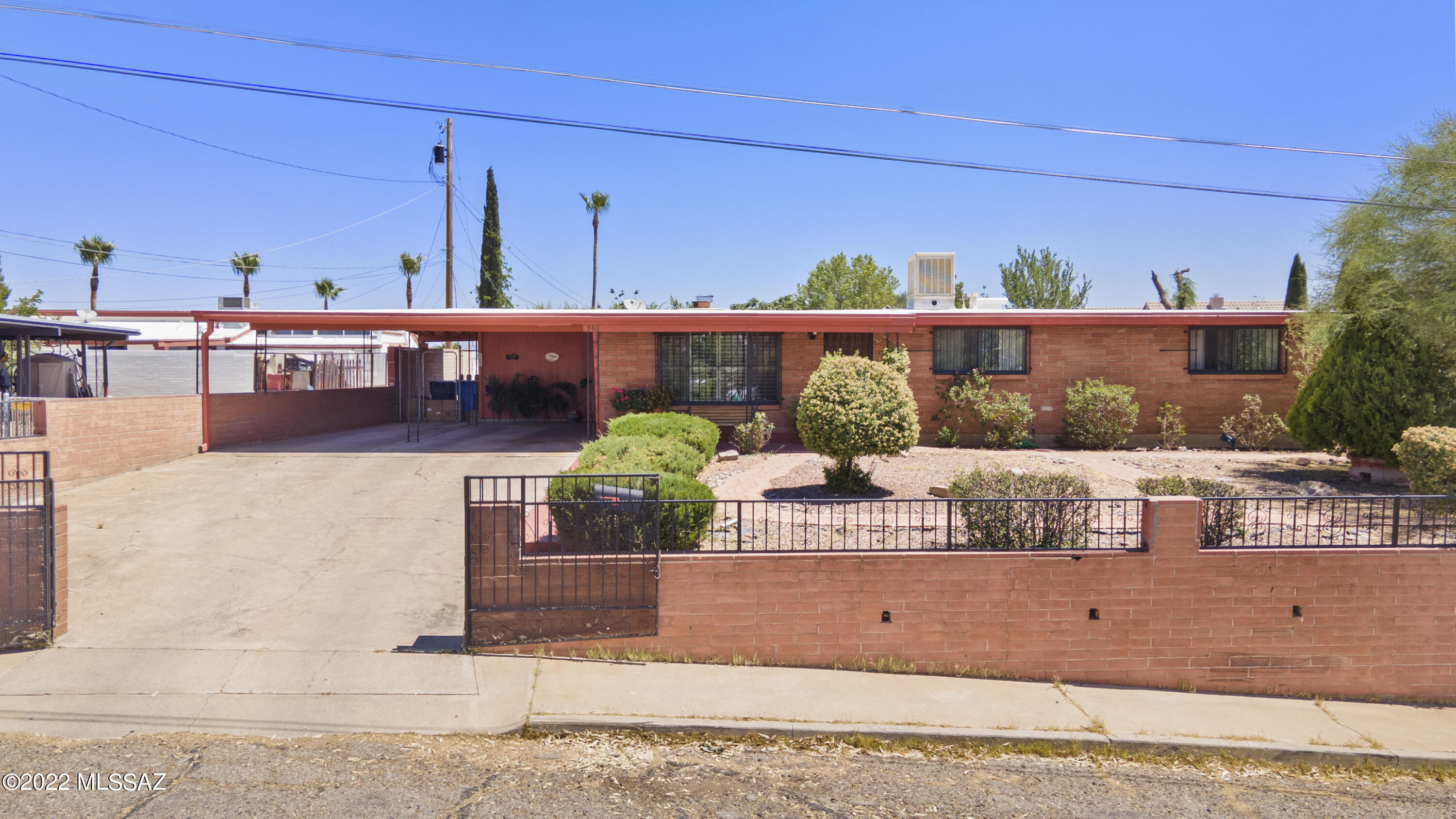 Amazing opportunity to own a very well kept home in downtown Nogales. Pride of ownership is definitely noticed in this property. The home is also completely walled for your privacy, with a spacious back yard perfect for family gatherings. As you walk into the family sized home you immediately notice what great  condition it is in, with adequate space in the living, kitchen, and family room. Make your appointment and come take a look.