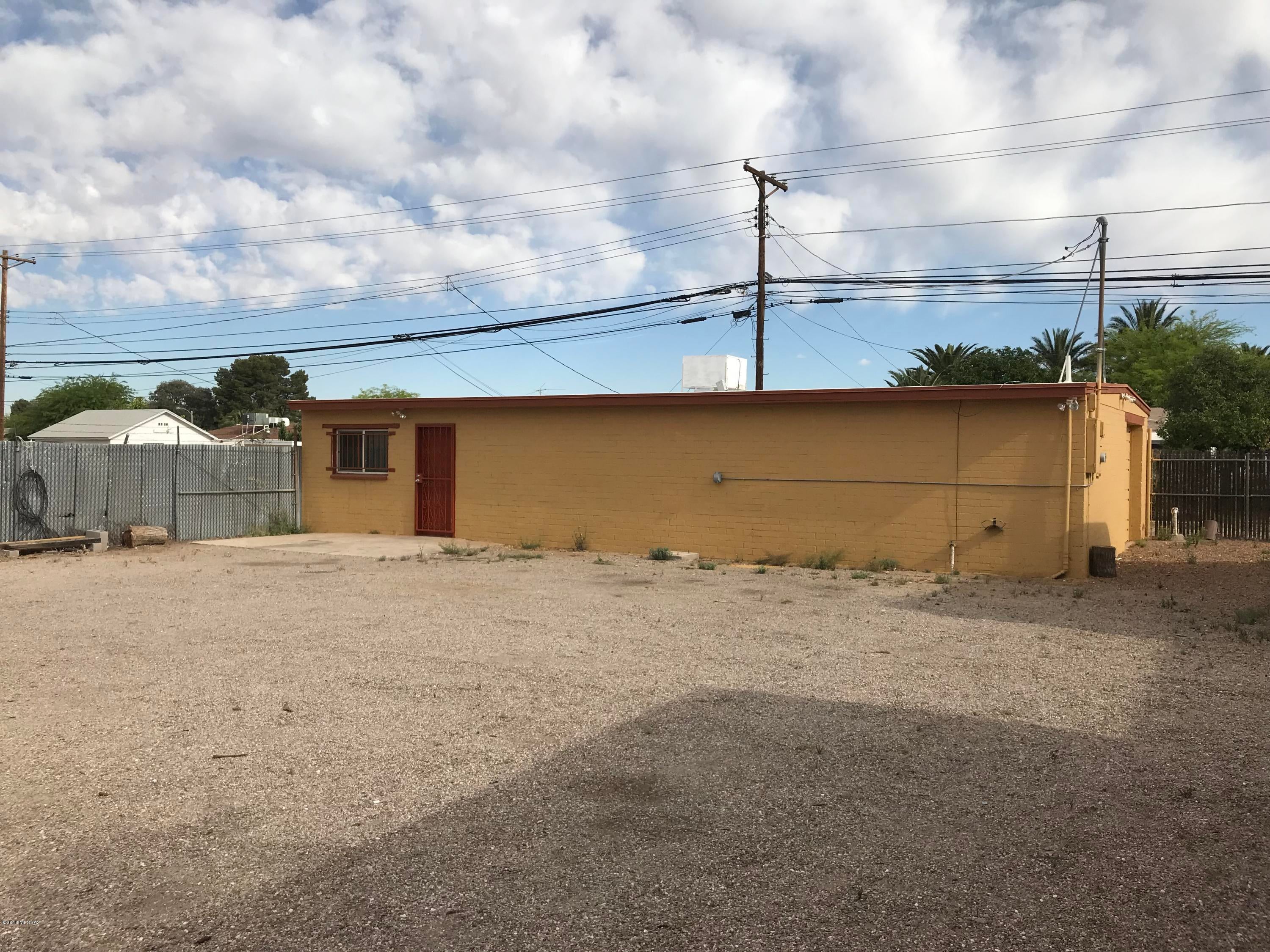 Well Located Office, Storage and Yard Space in Central Tucson
Perfect for a Construction or Landscaping Business
Great Visibility on Major Arterial 22nd
1,000 square foot building on a 5,011 SF lot of C-1 zoned land
Easy access to I-10 &major thoroughfares
Fully functioning office, bathroom and kitchen