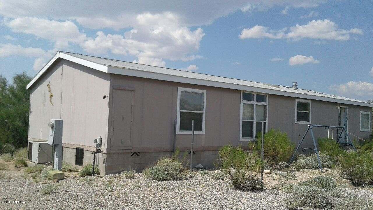 Great investment property for a fix and flip or purchase for a handyman.  Great community conveniently located next to freeway access, shopping and schools.