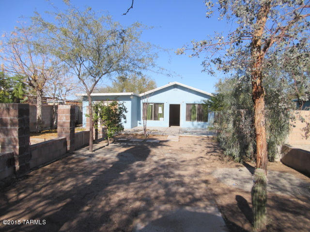 GREAT OPPORTUNITY FOR INVESTORS AND CASH BUYERS. PROPERTY IS LOCATED CLOSE TO FREEWAYS, RESTAURANTS, STORES, SCHOOL AND MUCH MORE. PROPERTY HAS 4 BEDROOMS, 2 BATHROOMS, LIVING ROOM, AND MUCH MORE. SELLERS CHOICE OF TITLE. BUYERS TO VERIFY FACTS AND FIGURES. THIS IS A BANK OWN PROPERTY. SOLD AS IS CONDITION. NO SPDS AND CLUE REPORT. MULTIPLE OFFERS H&B DUE BY 7/7/16 @ 3PM