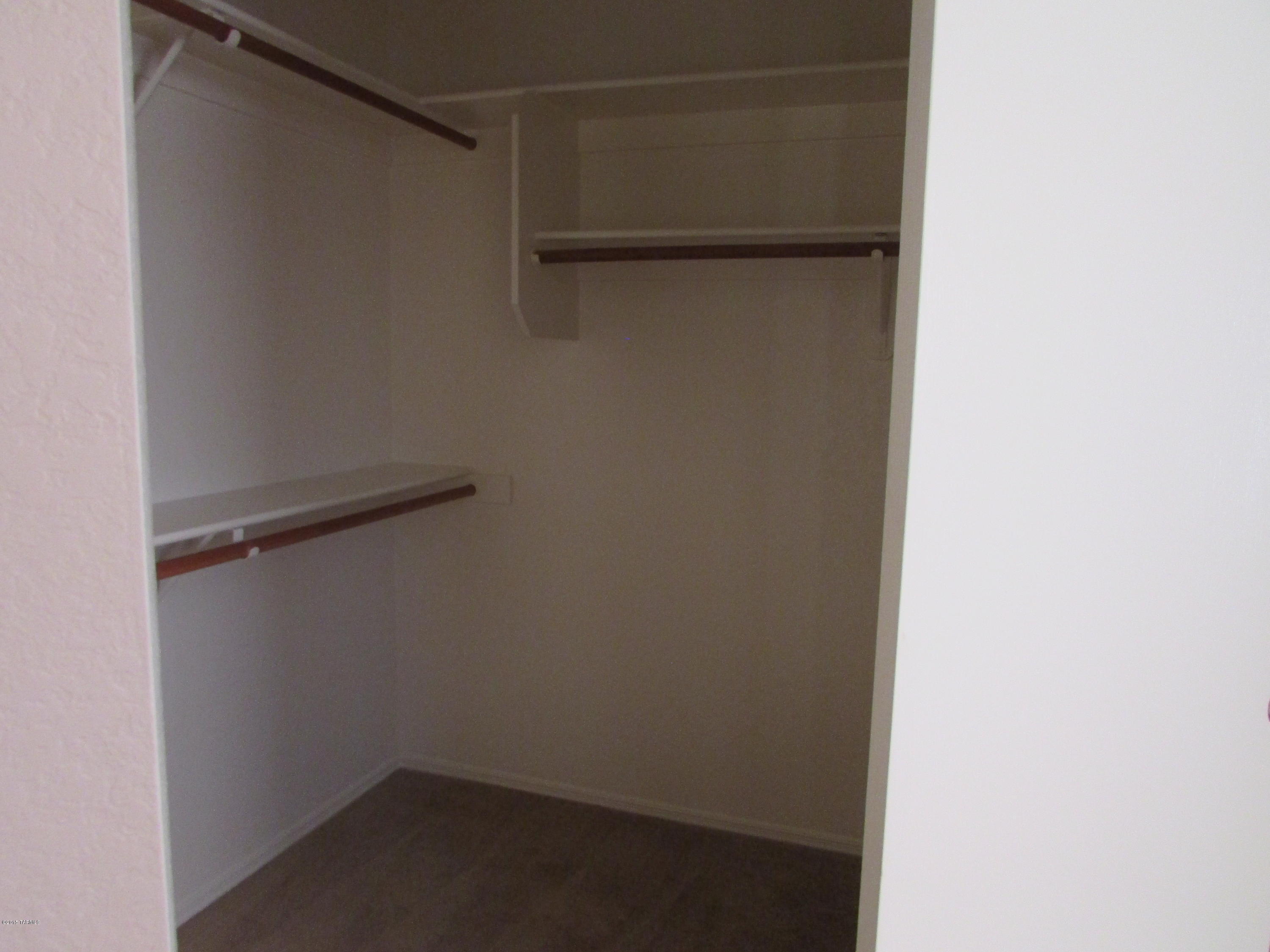 Country Club(1-221) - Residential Lease