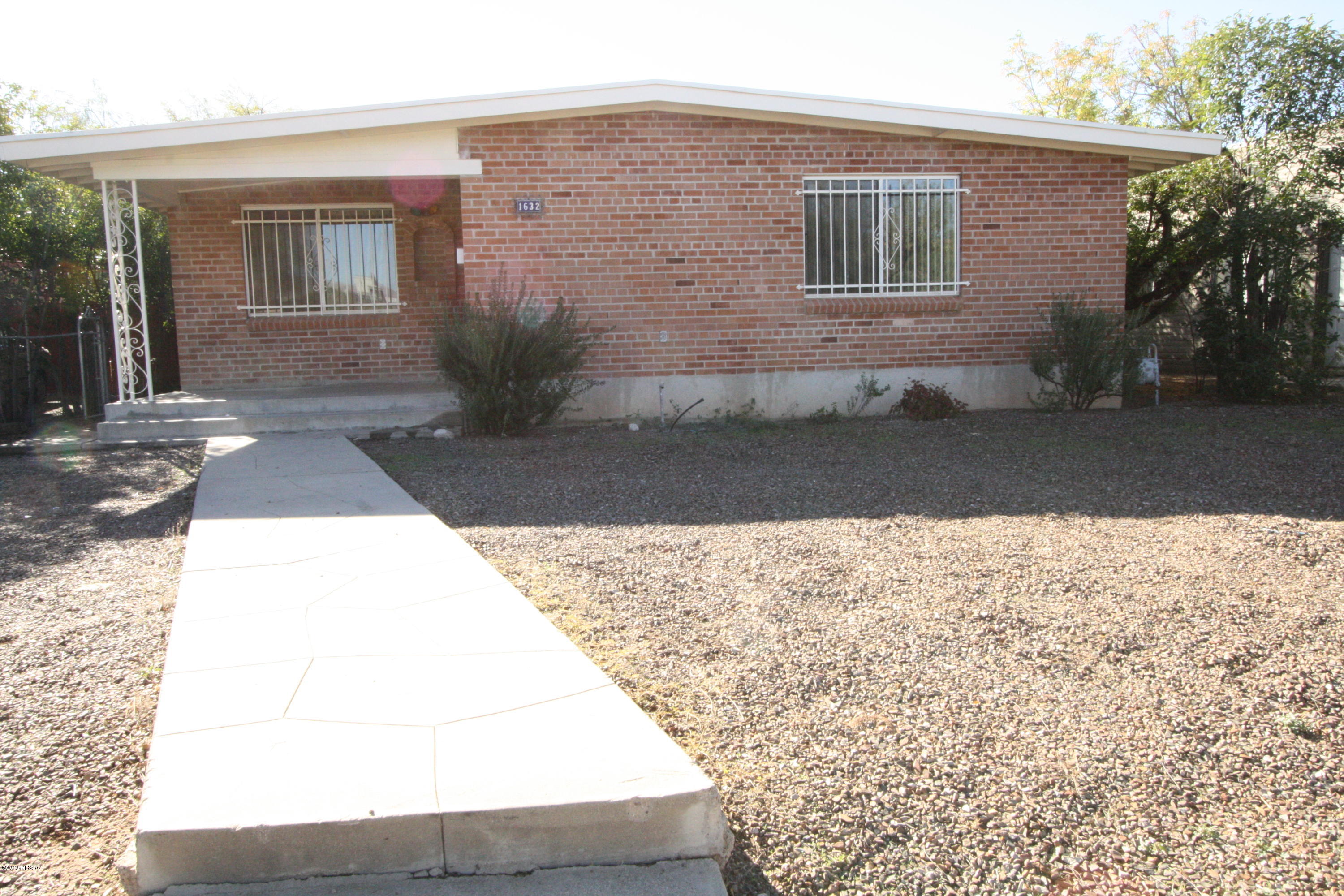 !!Pre-leasing for August 2020!! Spacious 3bdr/2ba-minutes to  U of A! 
Huge living room, bonus room, open/bright kitchen w/dining area, loads of cabinet/counter space and large walk-in pantry!
Tile floors throughout, big fenced back yard!
Appliances include refrigerator, stove/oven, dishwasher, microwave and Washer/Dryer!