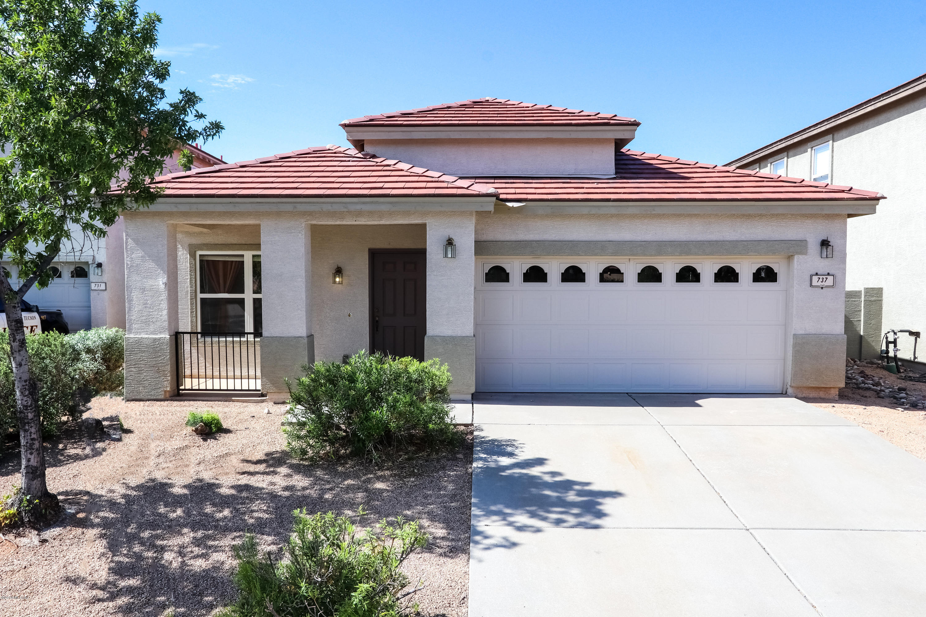 Beautiful Rancho Vistoso Home! 3 Bed, 2 bath + a den/office. Clean and bright open kitchen w/cherry cabinets. Enjoy eating or entertaining at the island/bar. Practical split floorplan w/jack & jill bath. The den/office is framed with elegant french entry doors. Wood & neutral tile floors flow throughout the home to suit any design taste. Sit under the covered patio and take in the low care backyard w/views and no backyard neighbor. Ideal location that is steps away from the Hohokam Community Park. This lovely park offers all the amenities you could need including tennis, basketball court, volleyball courts, a play ground, dog run, and picnic areas.

Seller is a licensed real estate agent in the state of Arizona
