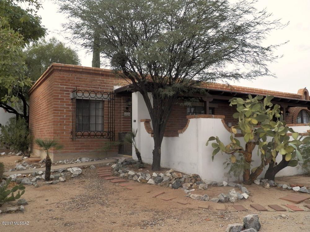 Elevated east-facing patio overlooks large green common area with partial mountain view. Completely furnished 2BR villa – Immediate move-in possible. Remodeled kitchen has a breakfast bar, new gas range, white cabinets. Updated bath features raised vanity, new lighting, toilet. The laundry facility is just behind this villa. Only a short distance to the community pool. Membership to Green Valley Recreation is optional, not required.