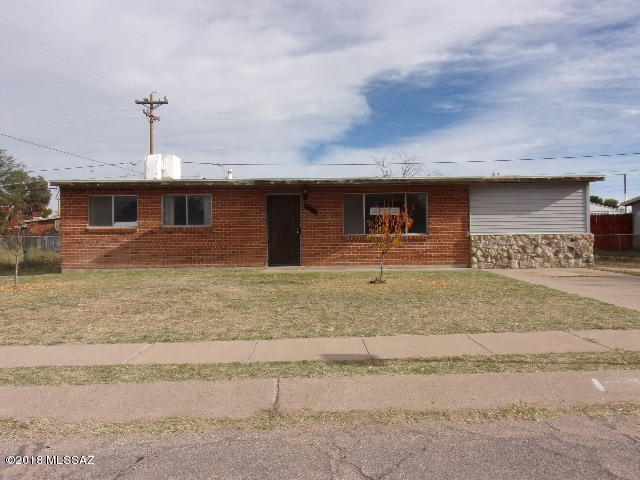 Loads of potential! Wonderful fix up  opportunity to create a master piece! Bring your tool box and make this house your home! Large back yard with plenty of room for entertaining. Close to schools, freeway, shopping, and dining. Come see today!