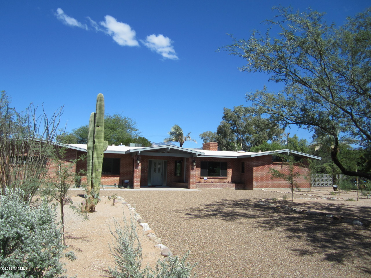 Stunning 4bdr/3ba home in Northeast Tucson! Spacious 1/2 acre lot & completely remodeled.
Open/bright Living room w/corner fireplace, gourmet kitchen w/granite counters, custom cabinets, stainless steel appliances and extra storage.
Large master suite w/garden tub & walk in shower.
Circular drive way and two car garage.
Enjoy outdoor Tucson living in the backyard w/covered patio.
This home is a must see! 
*CALL REGARDING PET RESTRICTIONS*