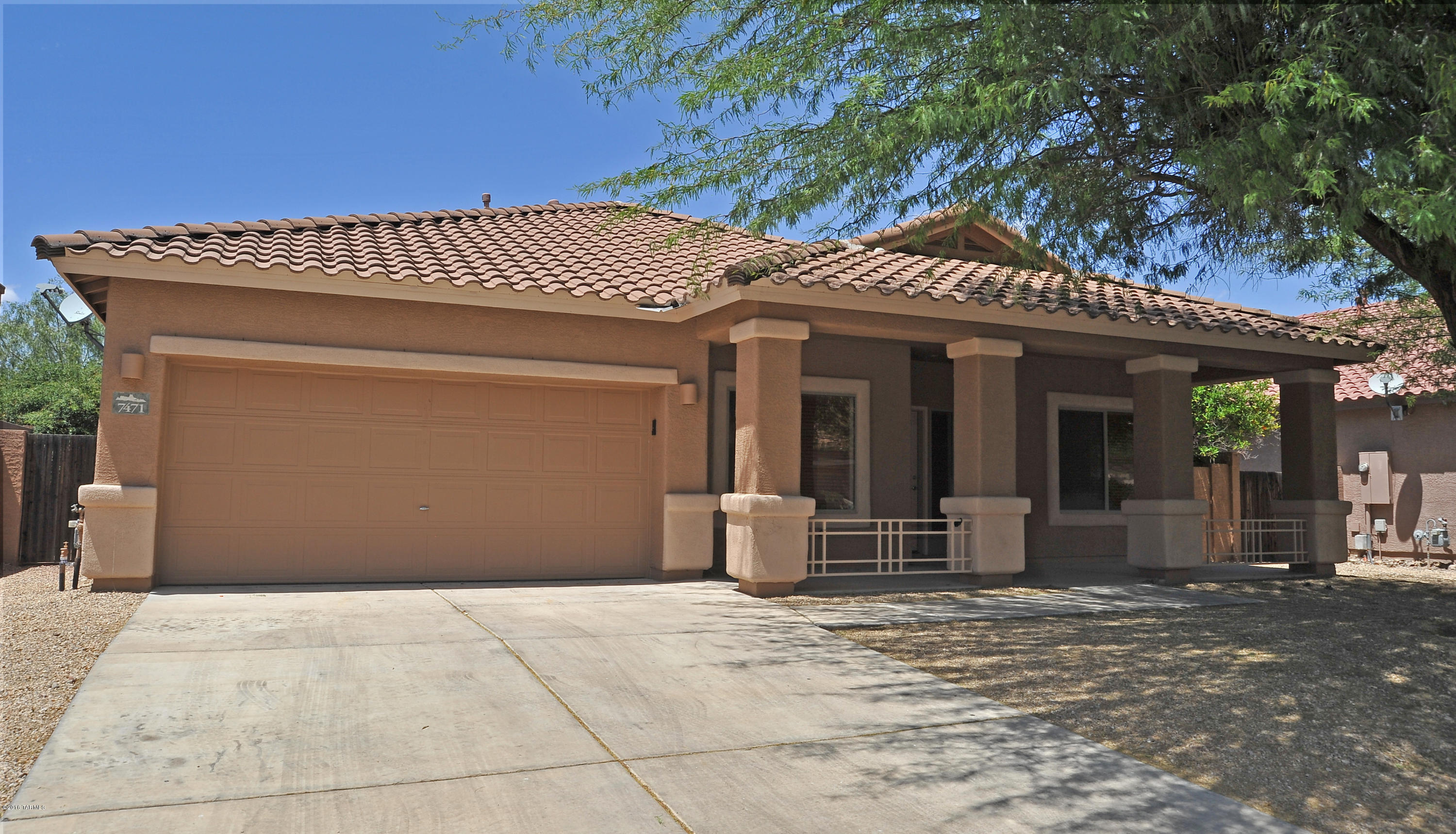 This is a great location, backing to desert and providing great views of nature.  Enjoy the spaciousness of 4BR/3BA and both a formal living area dining area, along with a family room and breakfast nook. The master features a large bath suite with separate garden tub and shower.  Outside you'll find great views and your family will enjoy nearby Marana District Park with it's library, sports areas and picnic parks.