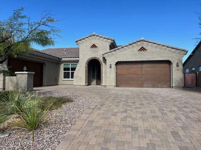 Beautiful home in Center Point Vistoso, a gated community within Rancho Vistoso.